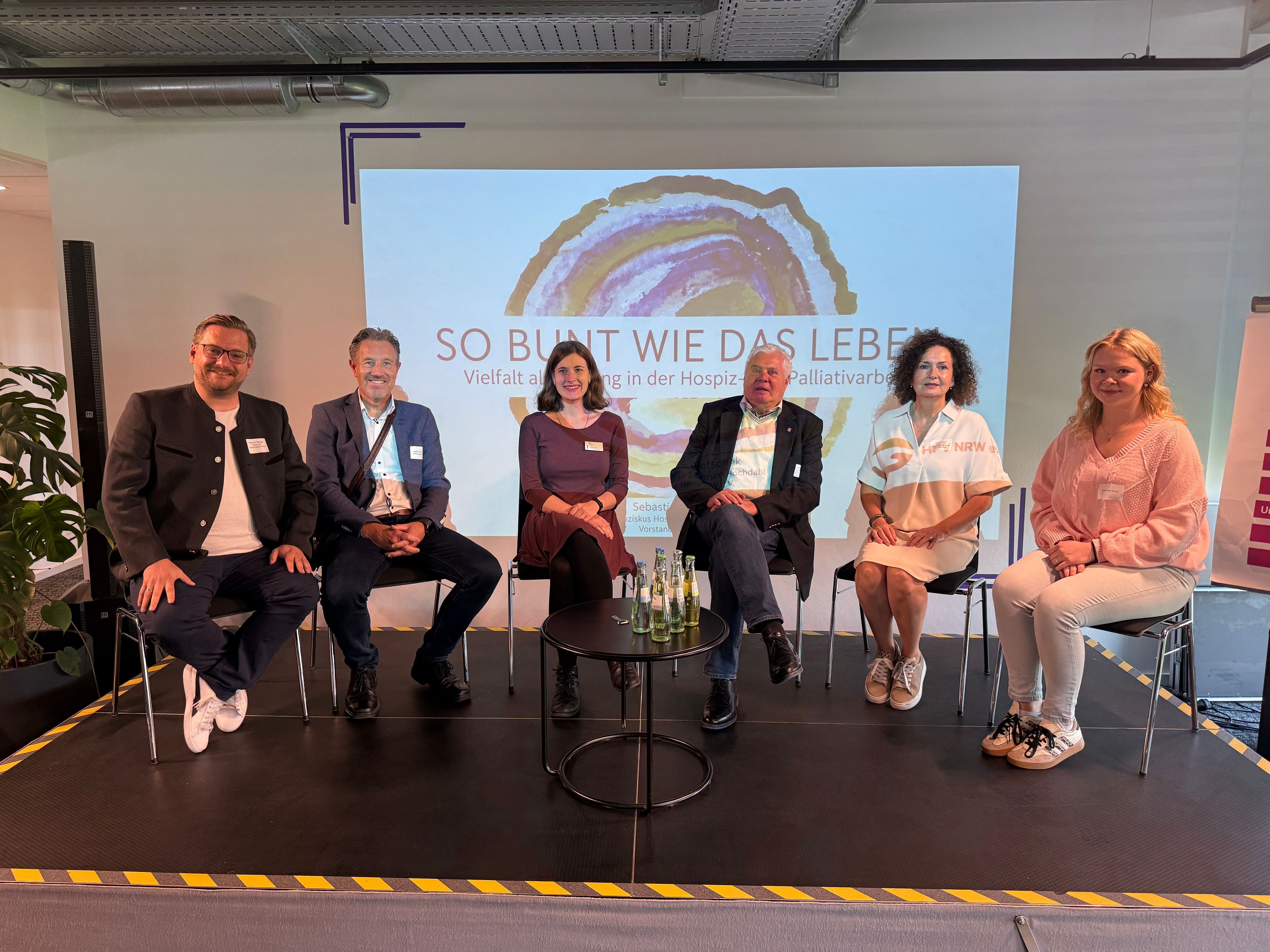 Gruppenfoto auf einer Bühne.