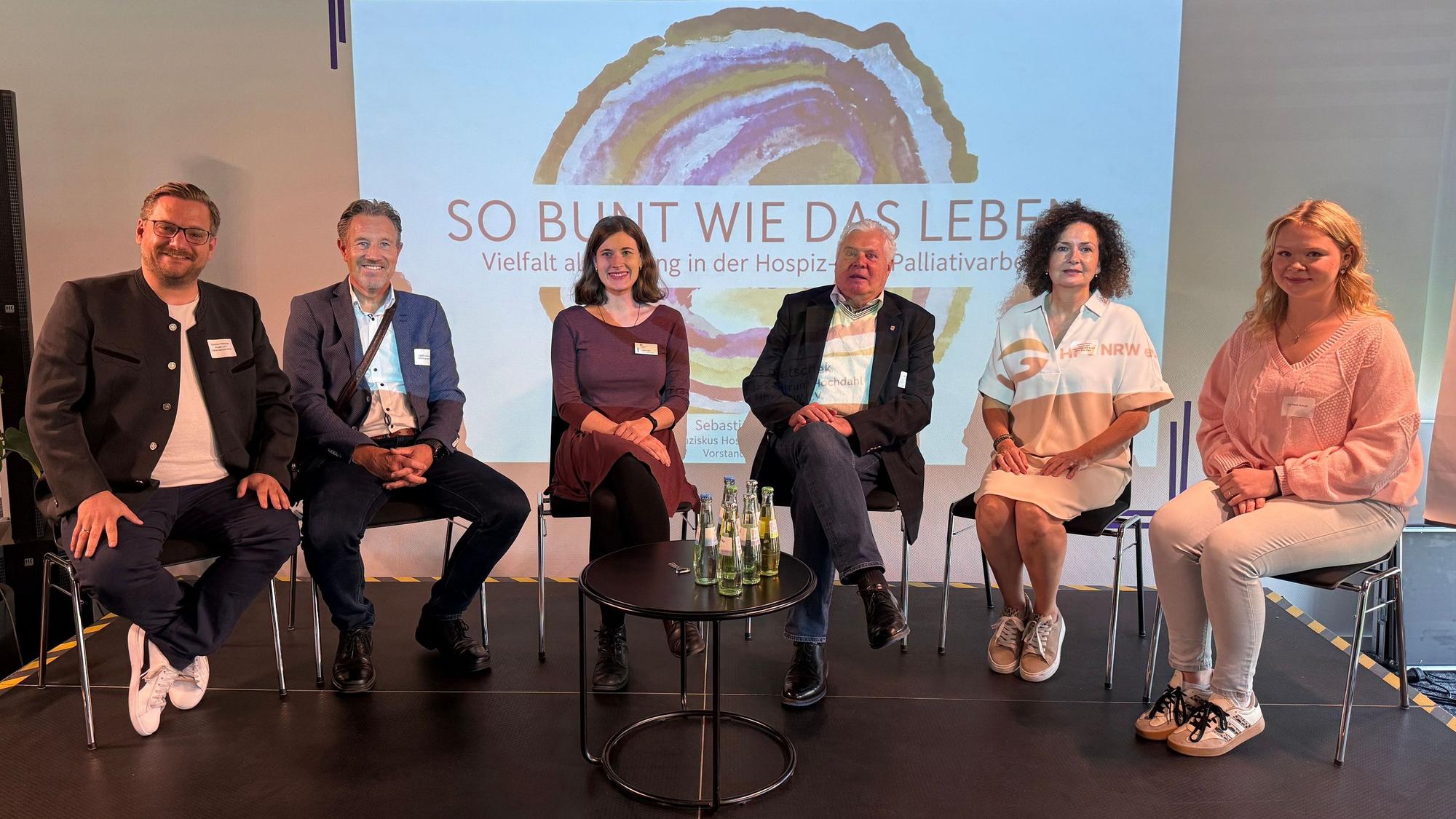 Gruppenfoto auf einer Bühne.