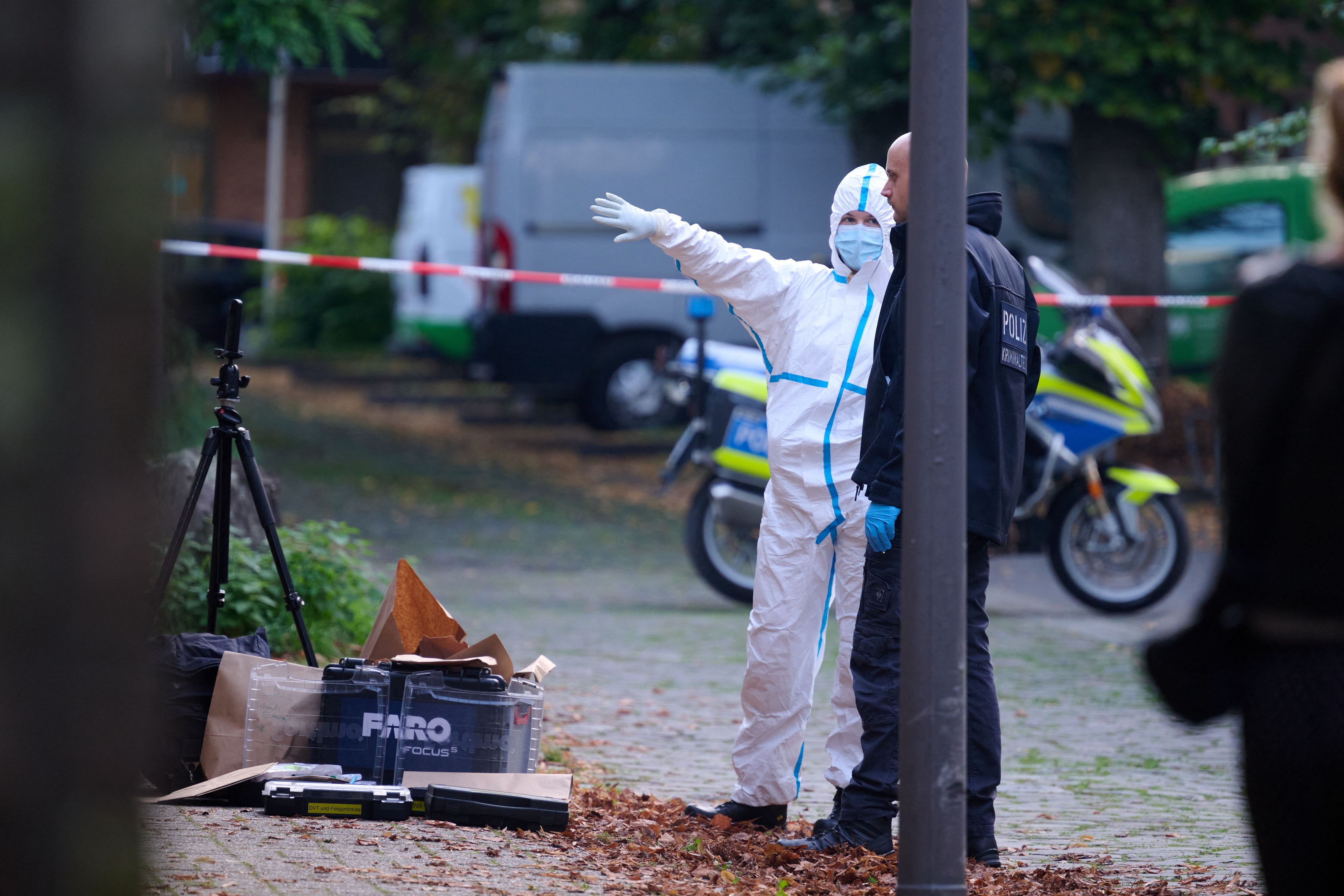 Polizei und Mitarbeiter der Spurensicherung am Tatort.