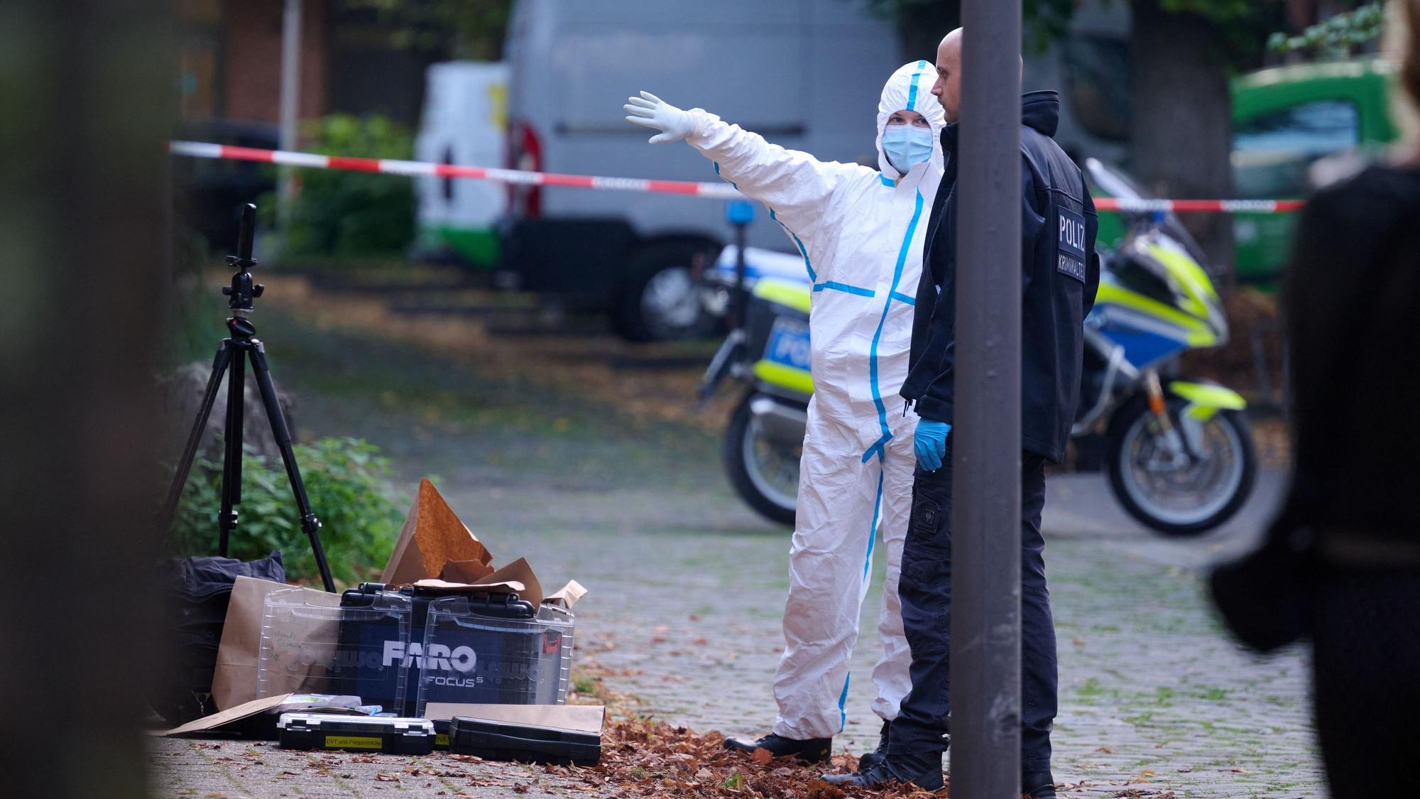 Polizei und Mitarbeiter der Spurensicherung am Tatort.