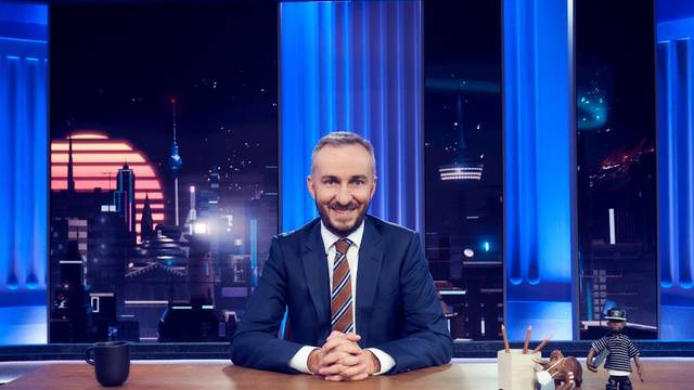 Jan Böhmermann im Studio.