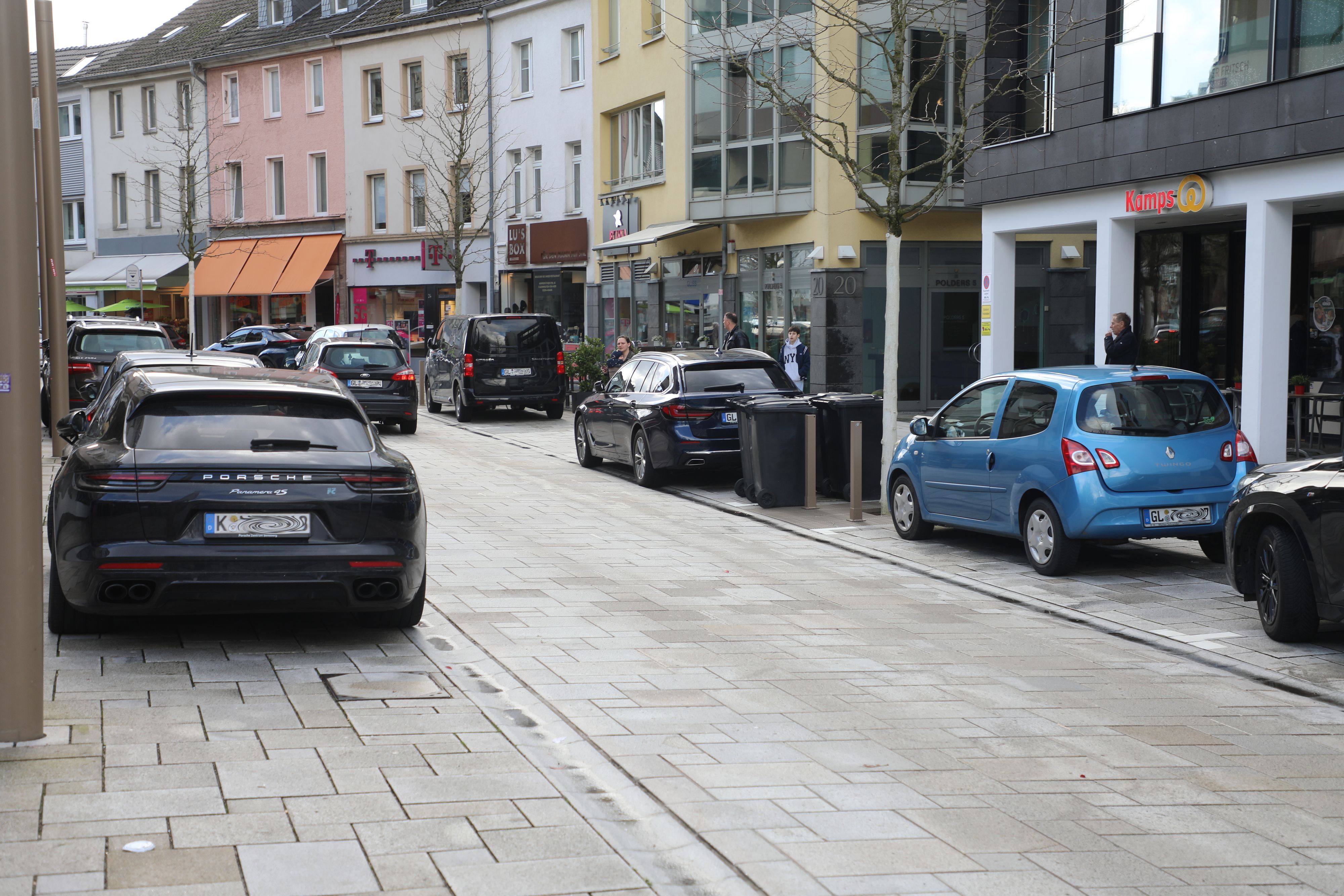 Autos parken  auf der Schloßstraße in Bensberg auf der falschen Seite.