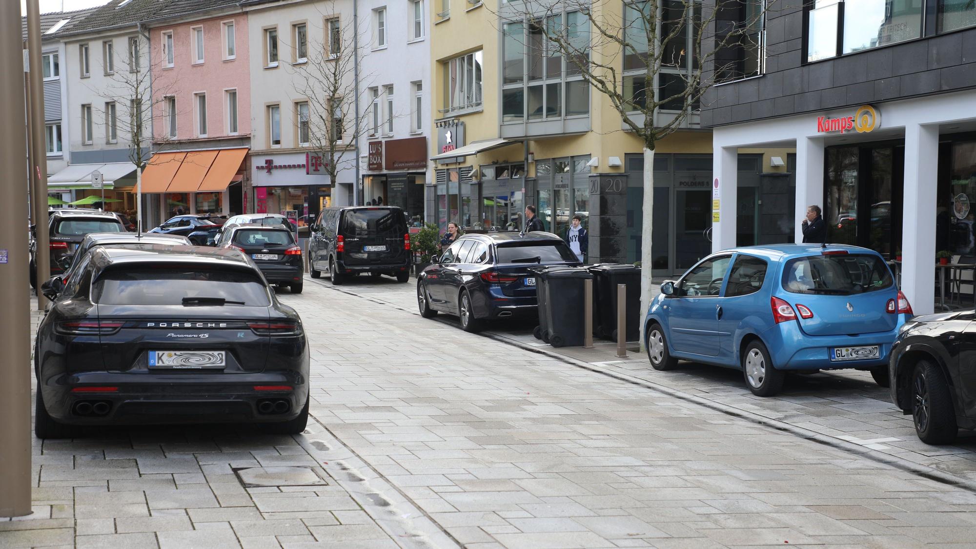 Autos parken auf der Schloßstraße in Bensberg auf der falschen Seite.