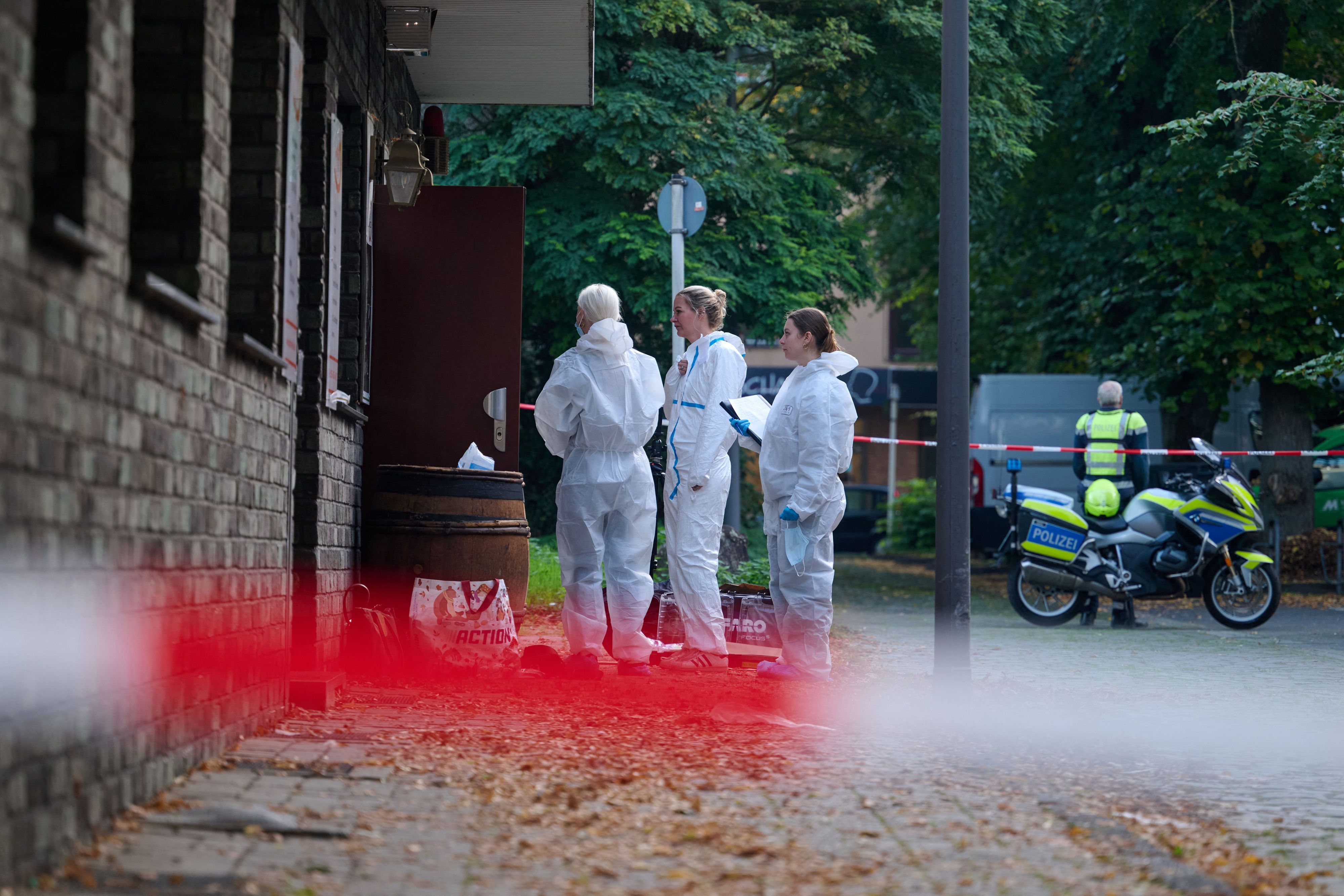 Mitarbeiterinnen der Spurensicherung sind am Tatort in Marl im Einsatz.