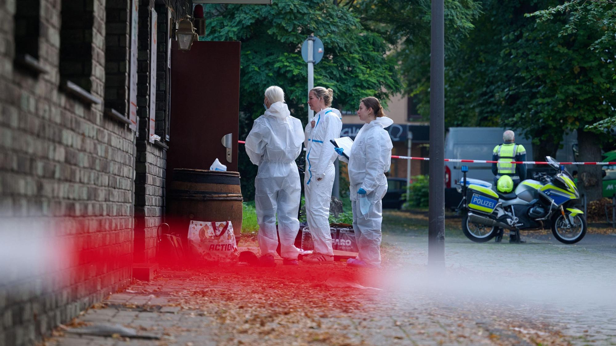 Mitarbeiterinnen der Spurensicherung sind am Tatort in Marl im Einsatz.
