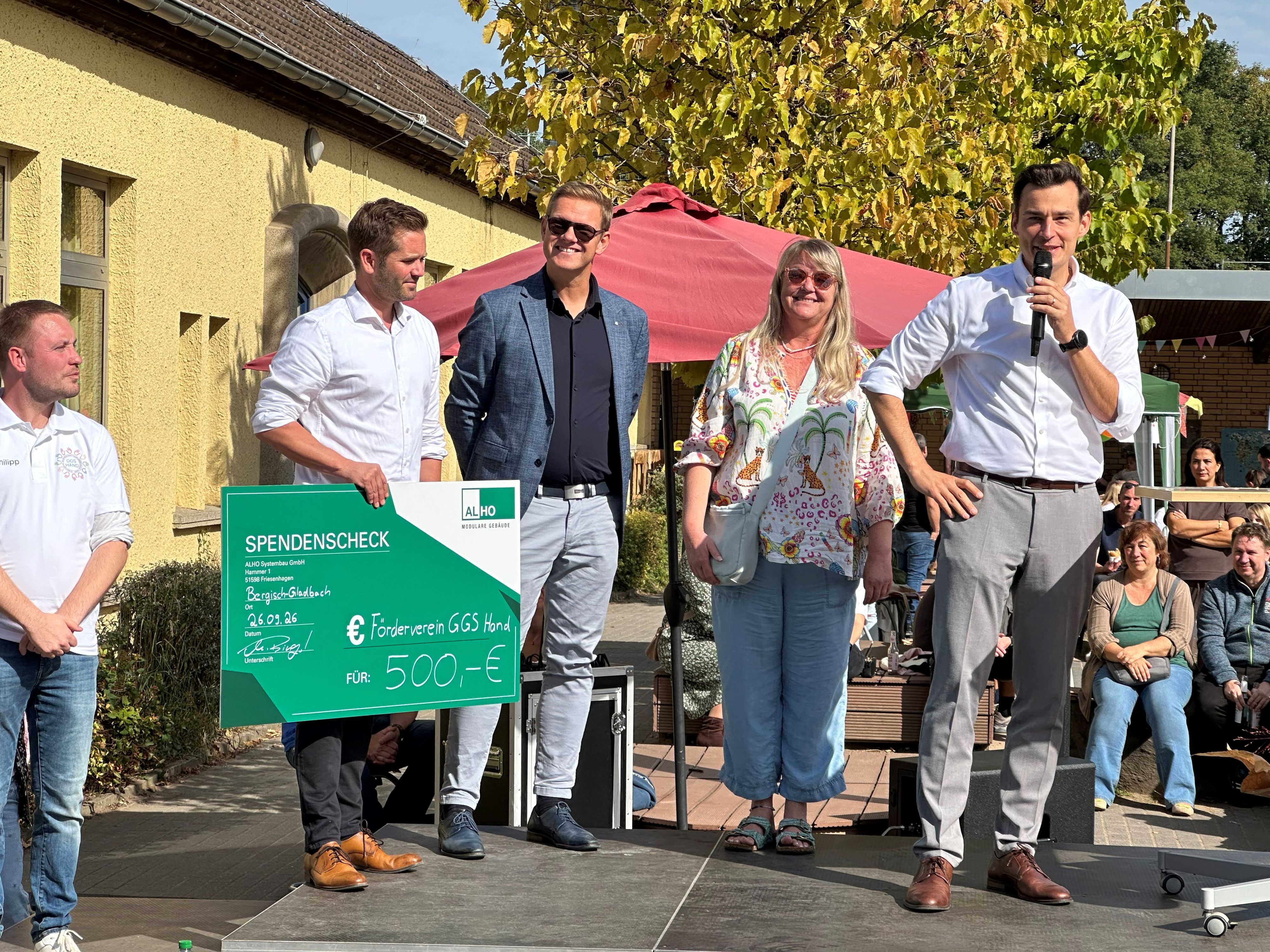 Neben Bürgermeister Marcel Kreutz standen bei der Feier auch Sebastian Rolko , Geschäftsführer der Schulbau GmbH, und Projektleiterin Jeannette Fuß mit einem grünen Spendenscheck.