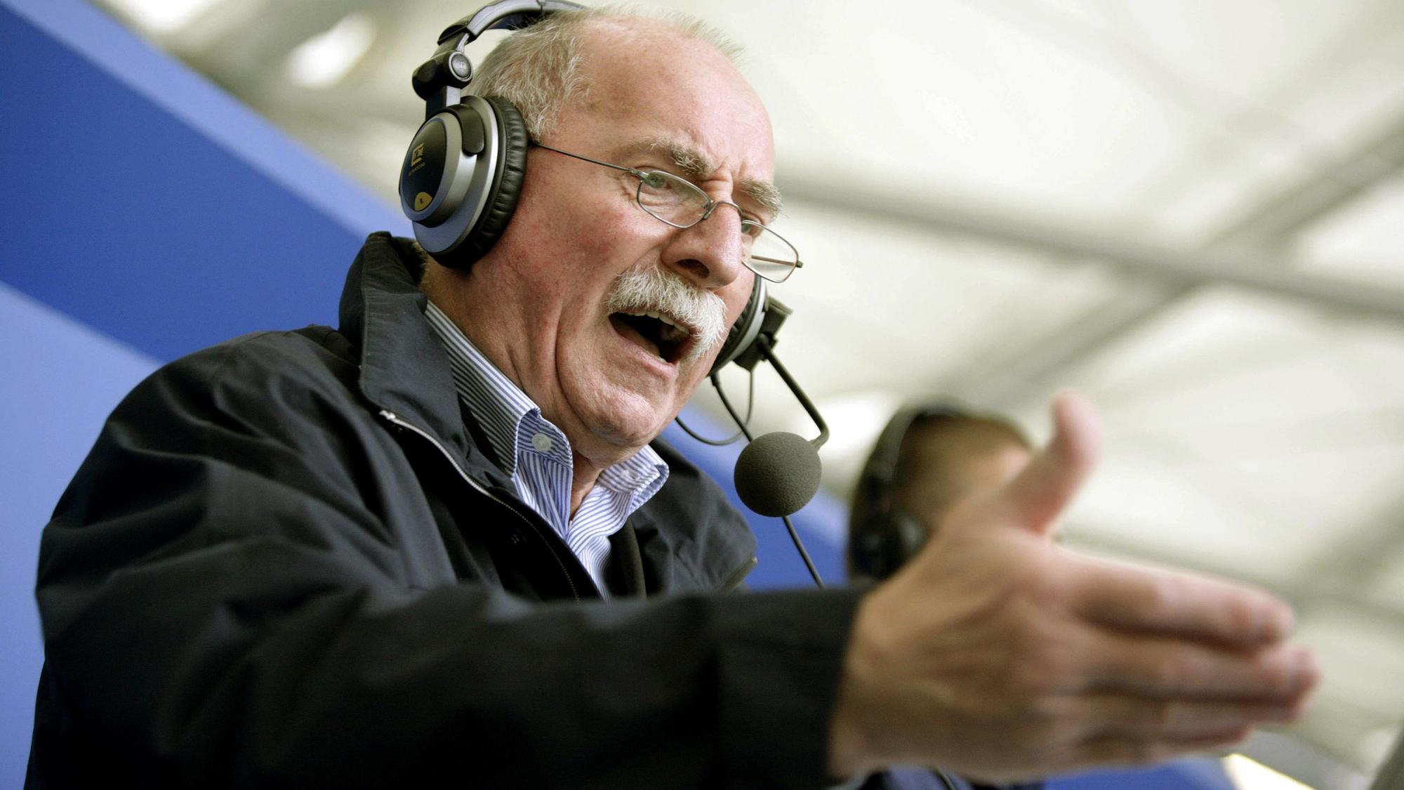 ARCHIV - 12.08.2006, Nordrhein-Westfalen, Gelsenkirchen: Der Moderator des TV-Senders Arena Werner Hansch gestikuliert während er in ein Mikrofon spricht in der Veltins Arena in Gelsenkirchen. Für den langjährigen Fußballreporter Werner Hansch liegt das größte Verdienst des verstorbenen Rudi Assauers nicht im Fußball, sondern im Outing der Alzheimer-Erkrankung. (zu dpa "Weggefährte Hansch: Größtes Verdienst Assauers nicht im Fußball") Foto: Kirsten Neumann/dpa +++ dpa-Bildfunk +++ | Verwendung weltweit
