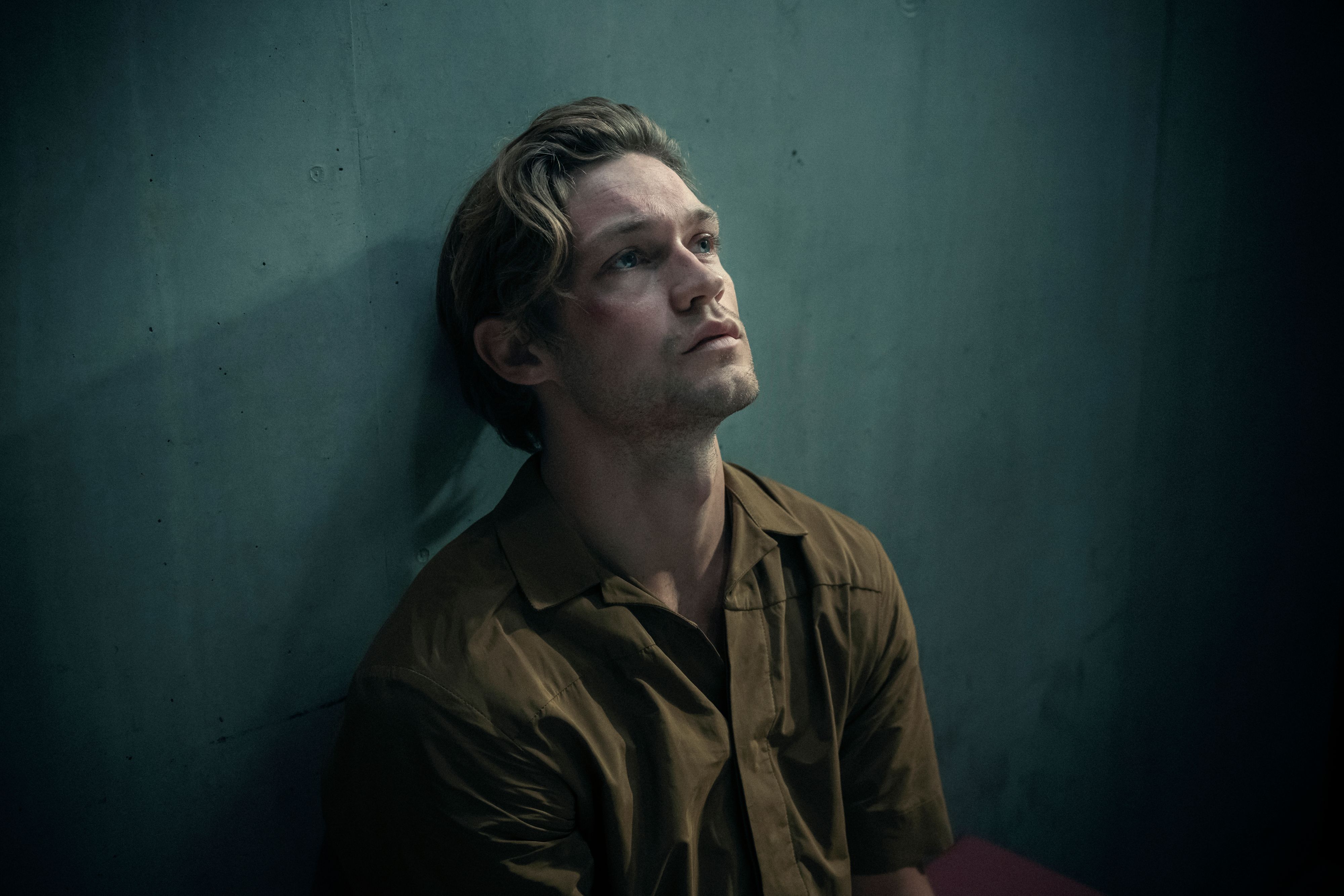 Damian Hardung spielt im Film Corpus Delicti neben Hannah Herzsprung die Rolle des Moritz Holl.