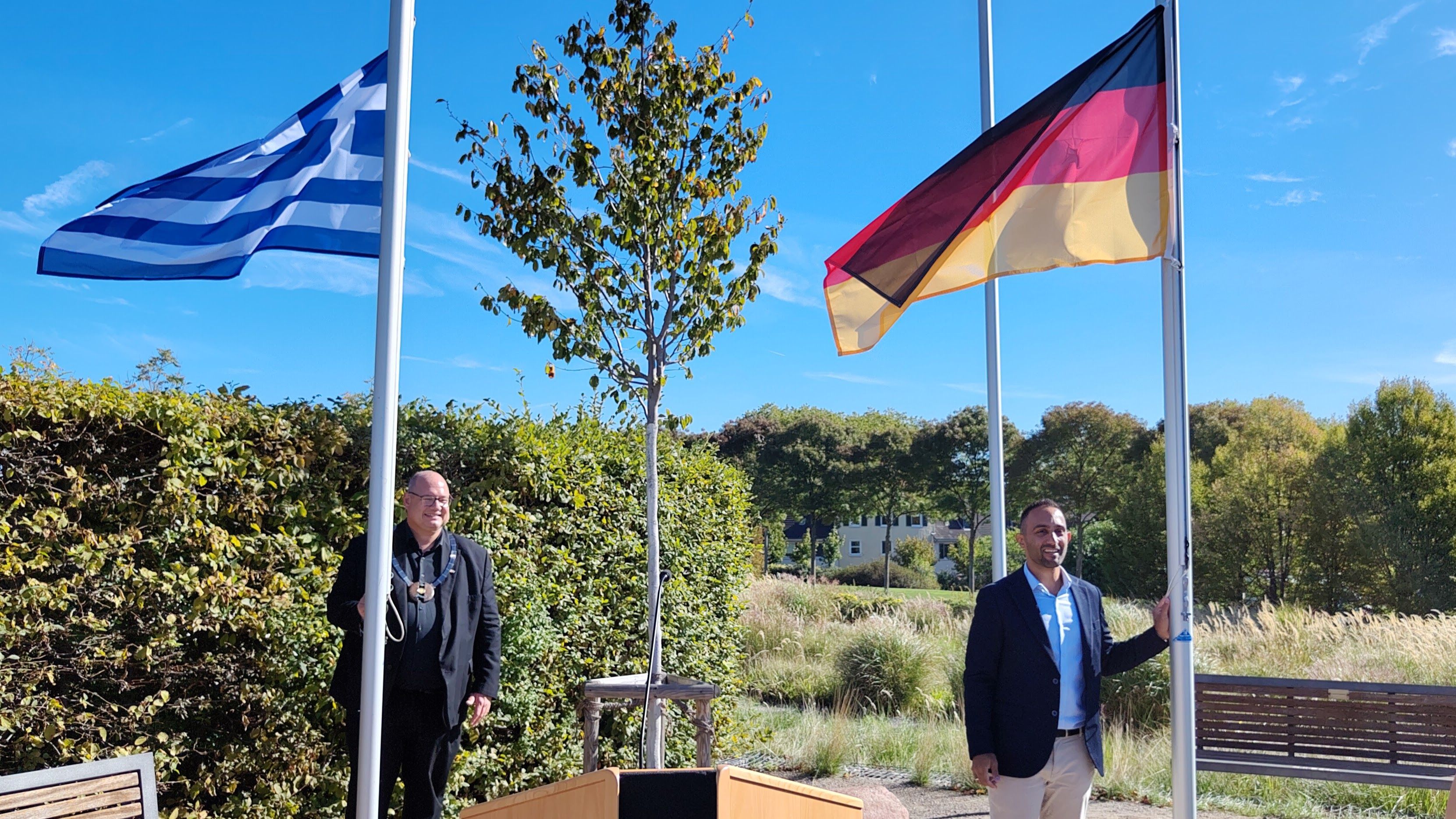 Oberbürgermeister Hebbel und Menelaos Georgiou hissen die deutsche und griechische Flagge