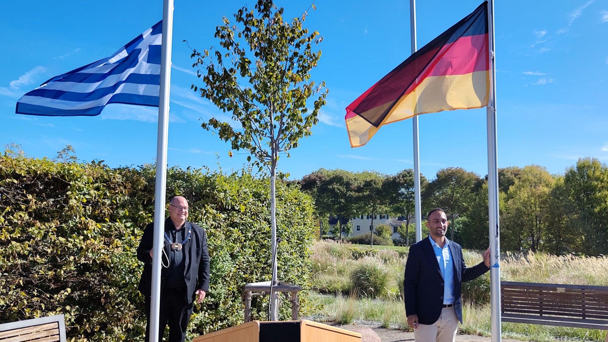 Oberbürgermeister Hebbel und Menelaos Georgiou hissen die deutsche und griechische Flagge
