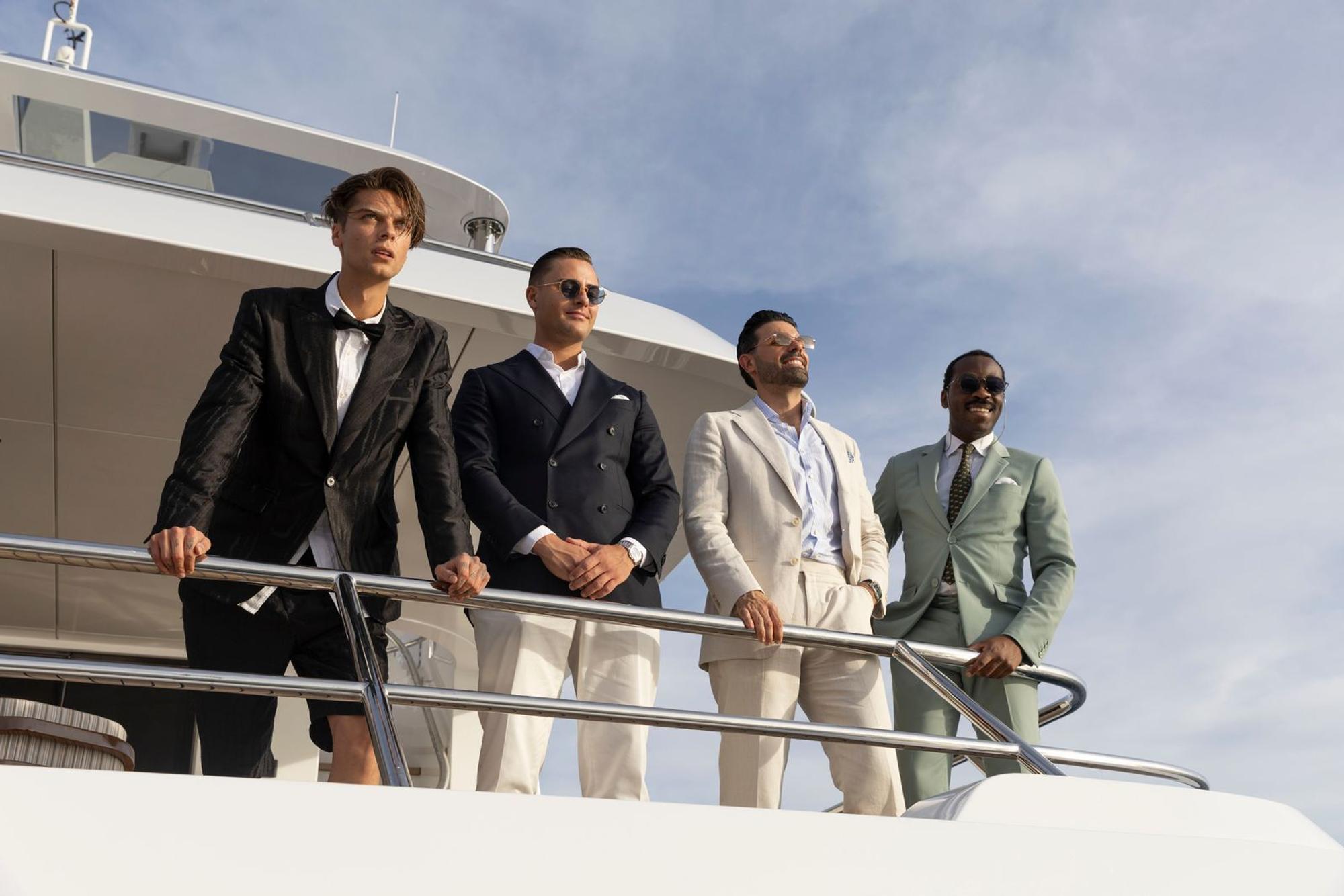 Noch können (von links) Tim Rasch, David Ohligschläger, Tarik Oguz und Néhémie Wagne den Ausblick auf der „Resonance“ genießen. Die Yacht kostet mehr als 20 Millionen Euro. (Bild: 2026 The Walt Disney Company)