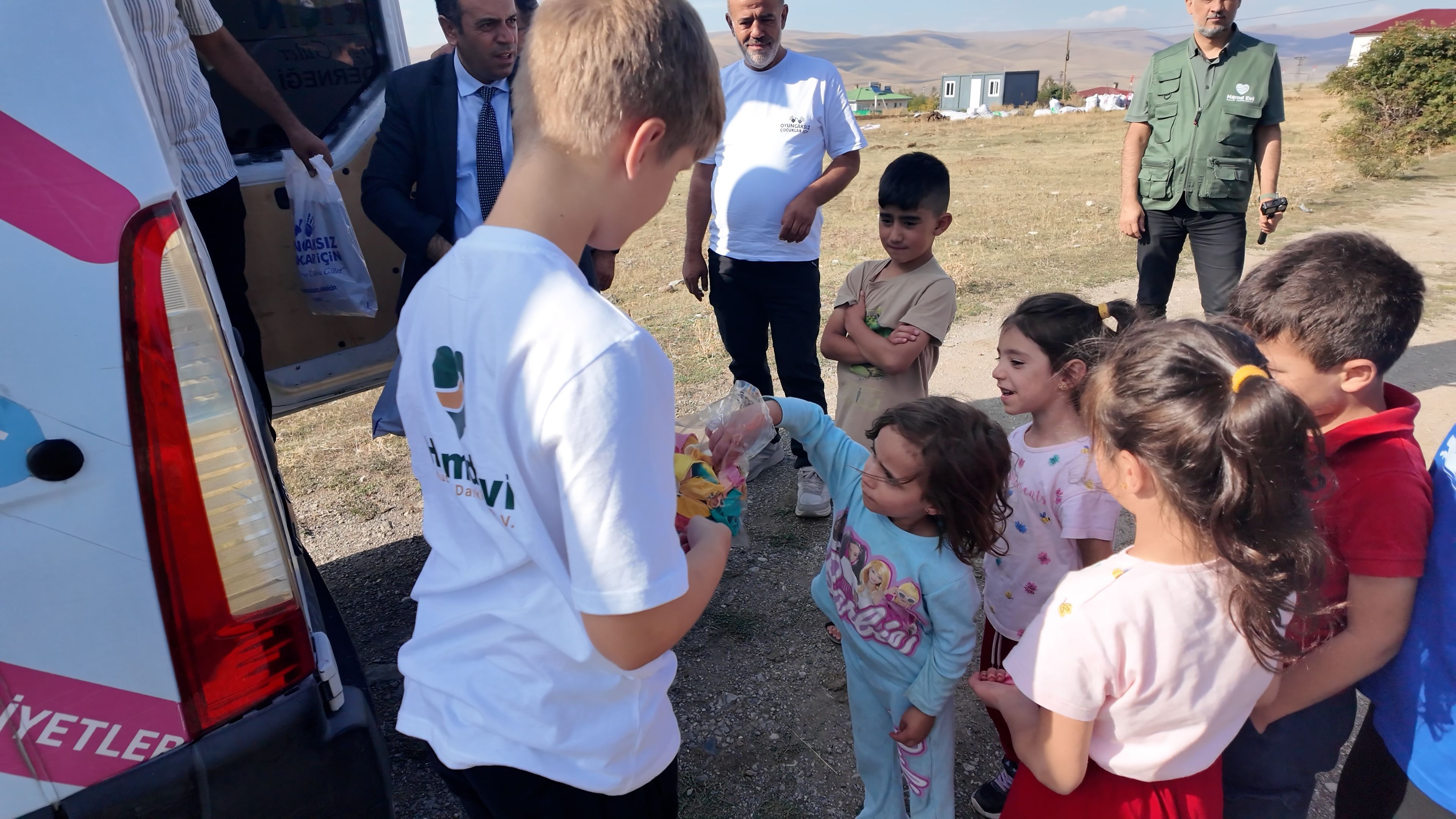 Jaro Nölke reiste mit dem sozialen Verein „Hamd Evi Haus der Dankbarkeit“  in die Osttürkei und verteilte Schulranzen.