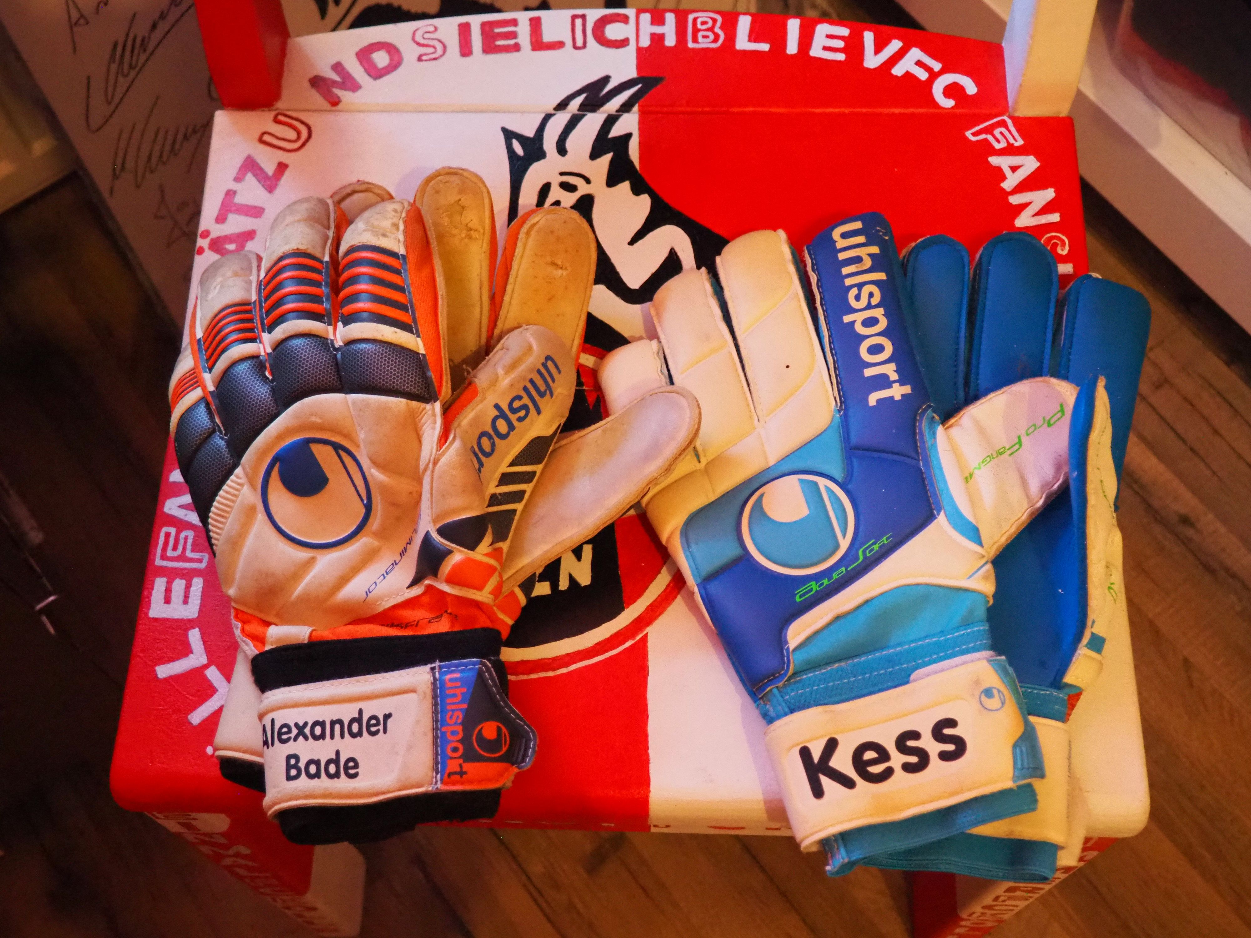 Die Handschuhe tragen den jeweiligen Namen des Torhüters.