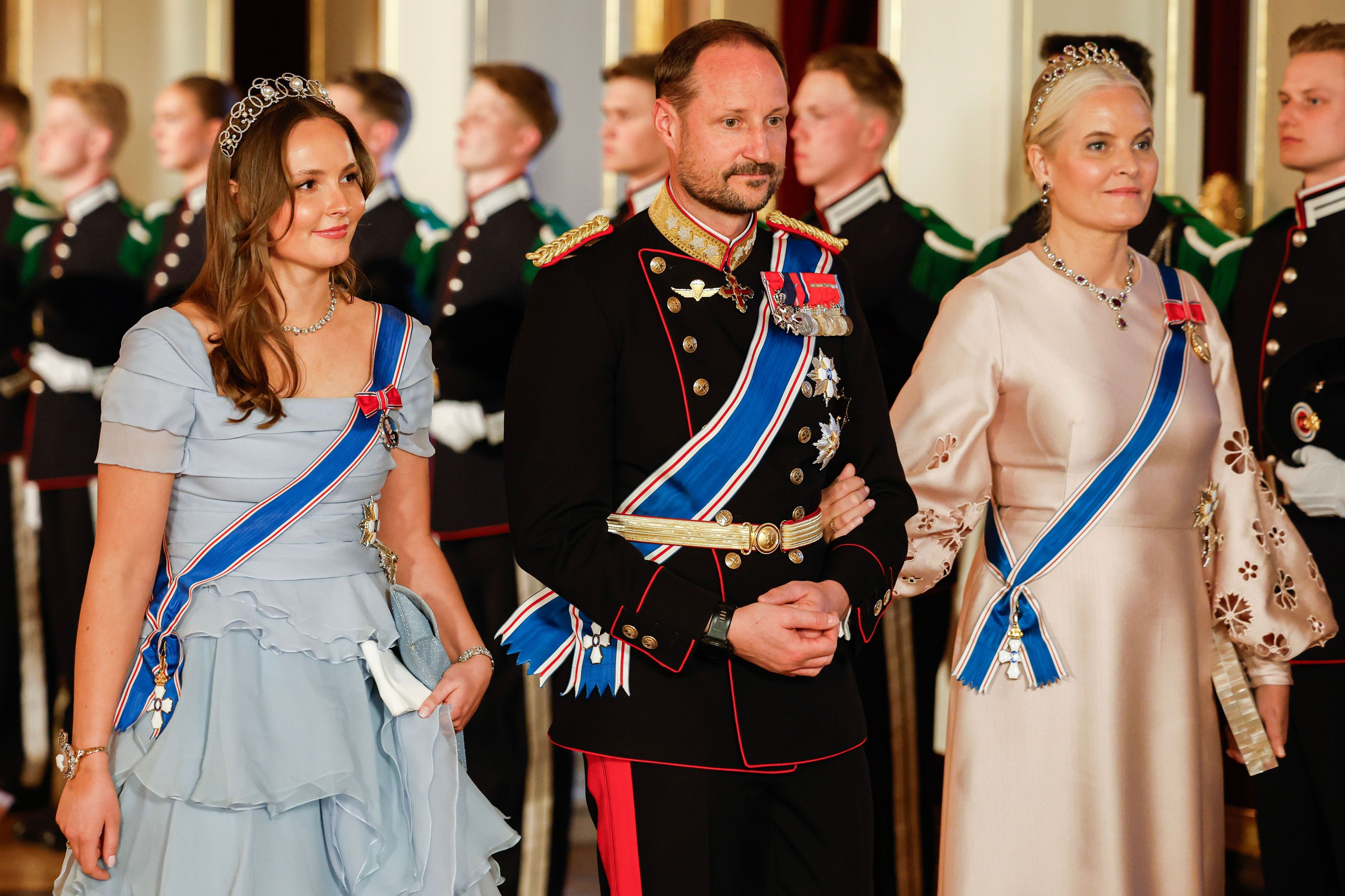 Norwegens Prinzessin Ingrid Alexandra (l-r), damaliger Kronprinz Haakon und bisherige Kronprinzessin Mette-Marit auf dem Weg zu einem Galadinner im Palast im Zusammenhang mit dem Staatsbesuch des isländischen Präsidentenpaares.