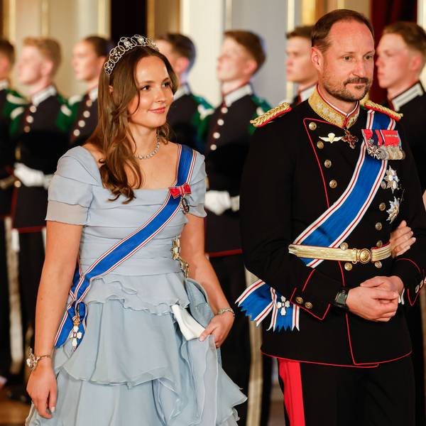 Norwegens Prinzessin Ingrid Alexandra (l-r), damaliger Kronprinz Haakon und bisherige Kronprinzessin Mette-Marit auf dem Weg zu einem Galadinner im Palast im Zusammenhang mit dem Staatsbesuch des isländischen Präsidentenpaares.
