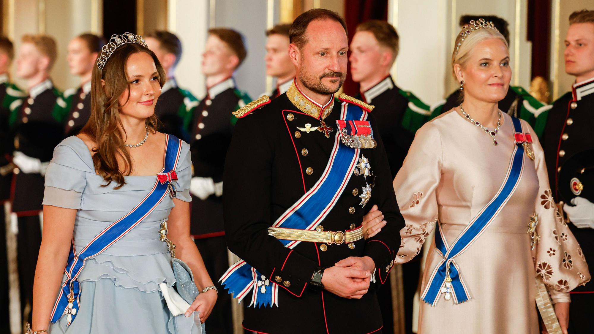 Kronprinzessin Ingrid Alexandra an der Seite ihrer Eltern König Haakon und Königin Mette-Marit.