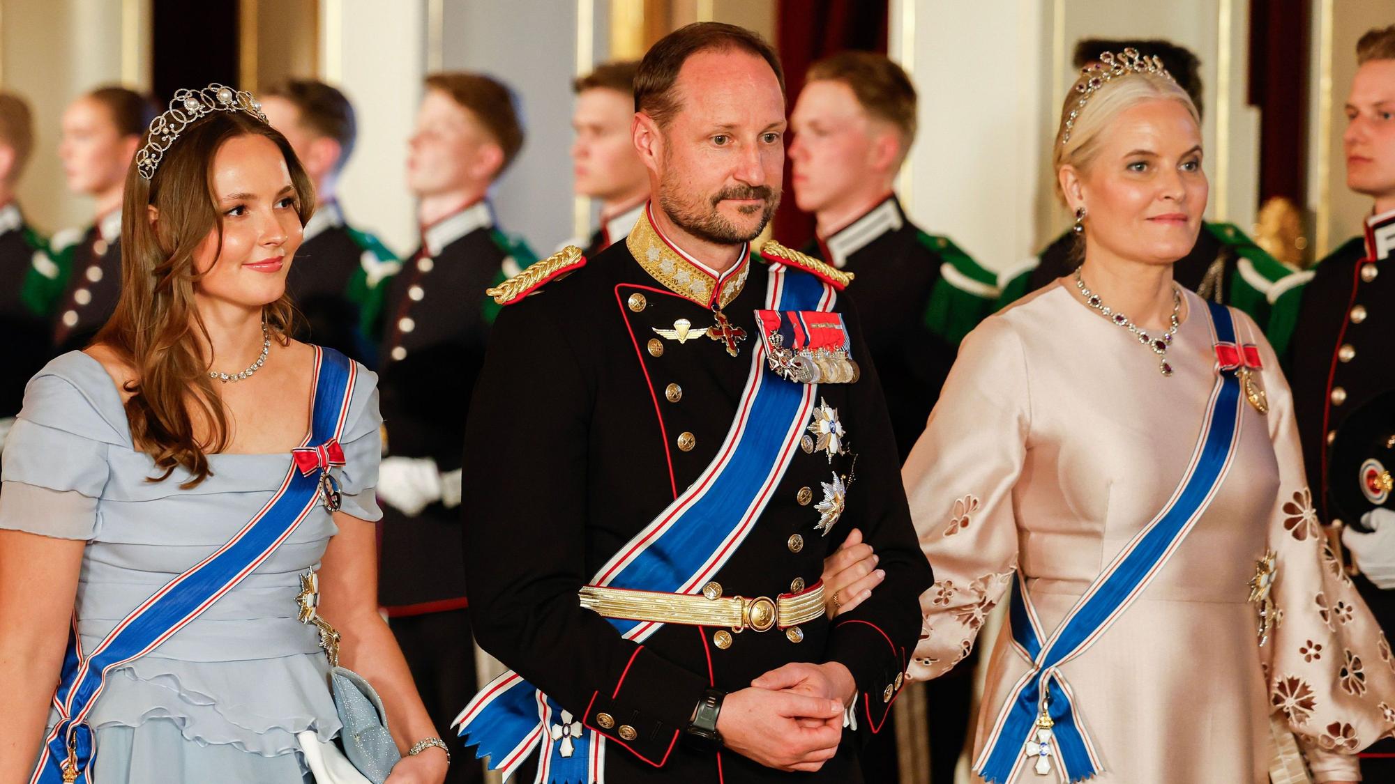 Norwegens Prinzessin Ingrid Alexandra (l-r), damaliger Kronprinz Haakon und bisherige Kronprinzessin Mette-Marit auf dem Weg zu einem Galadinner im Palast im Zusammenhang mit dem Staatsbesuch des isländischen Präsidentenpaares.