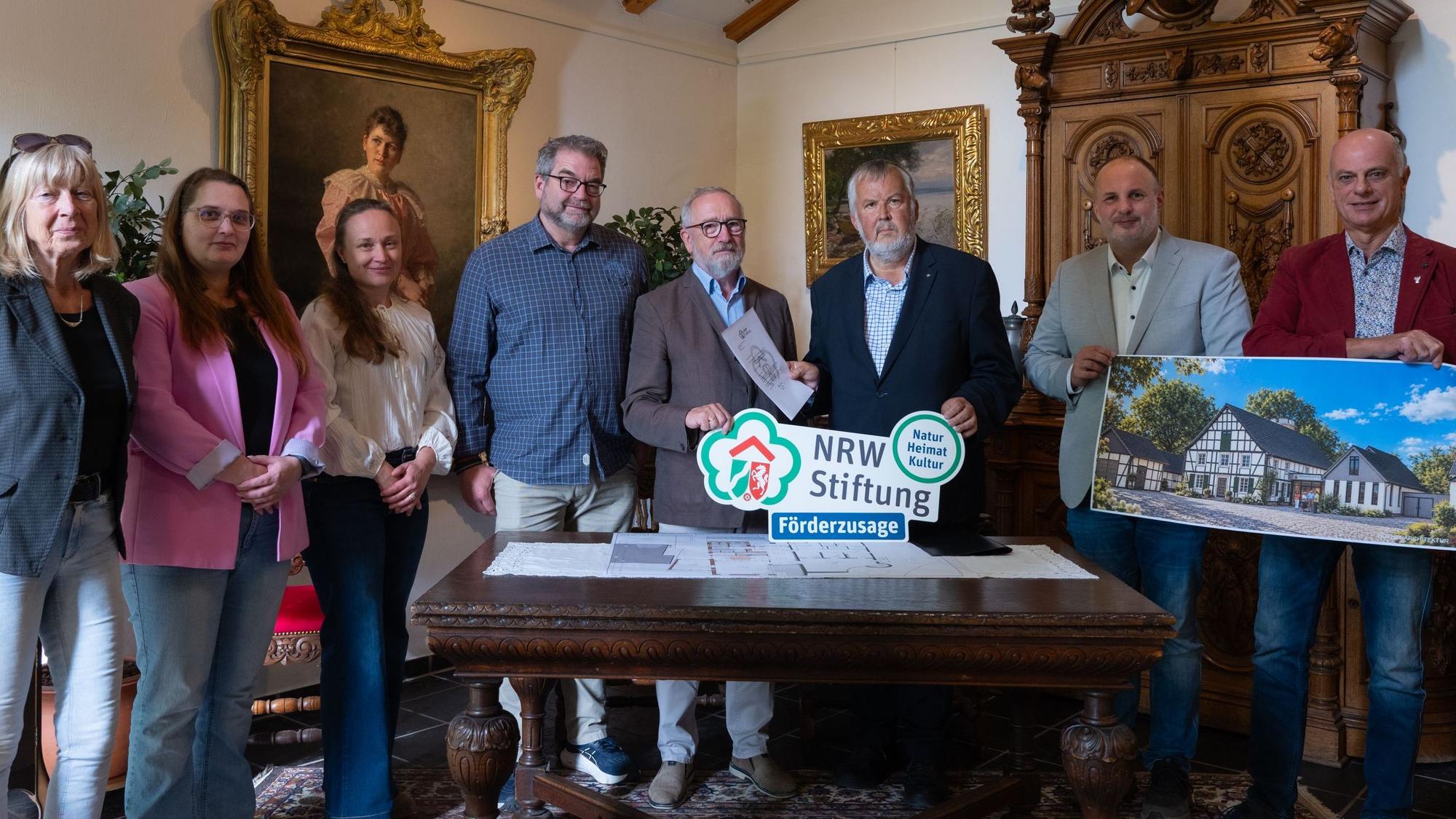 Übergabe des Förderbescheids der NRW-Stiftung an das Heimatmuseum Bergneustadt
