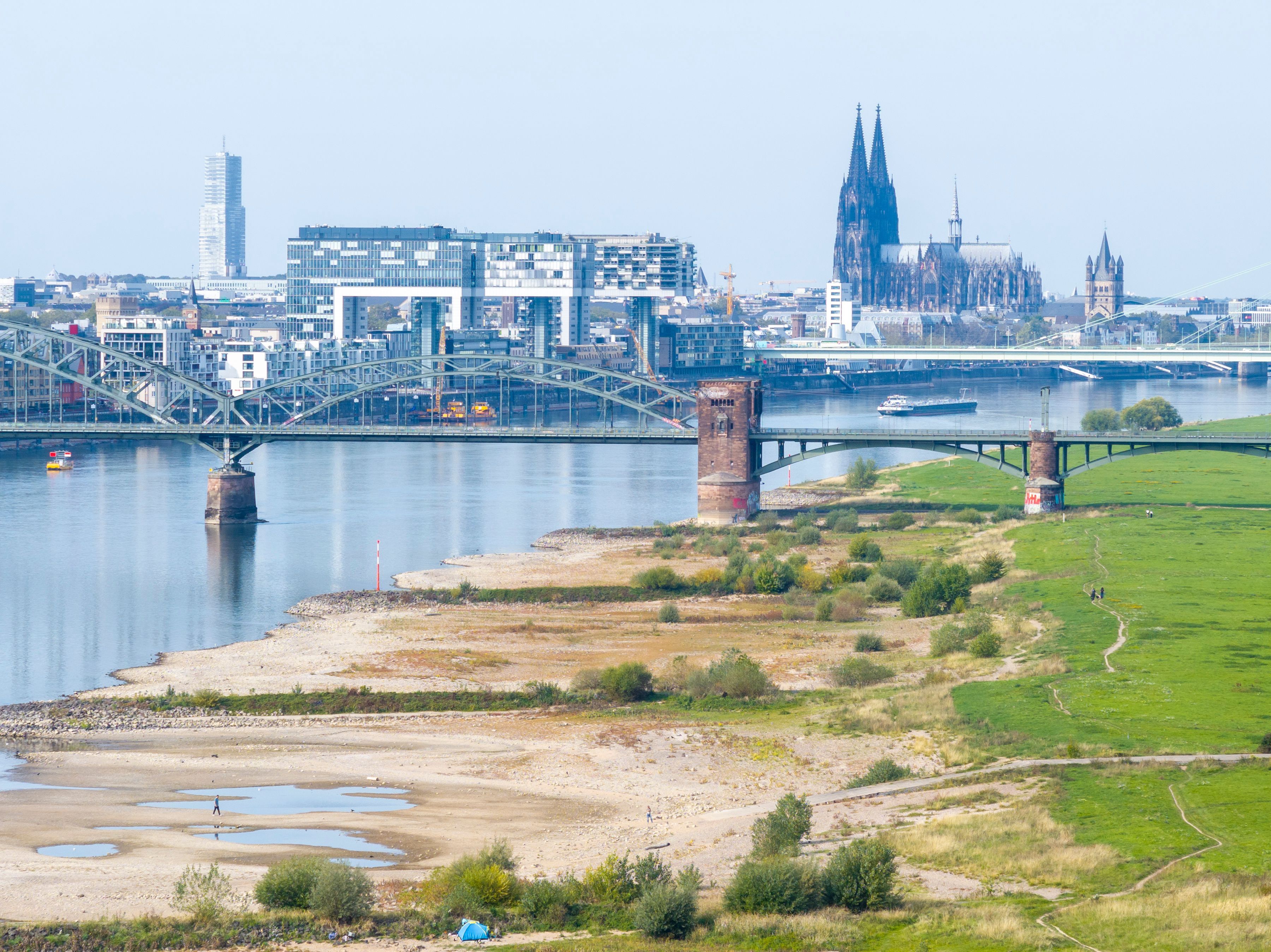 28.09.2026, Köln: Der Rhein hat immer weniger Wasser. Der Fluss führt Niedrigwasser, am Morgen wurde ein Pegelstand von nur noch 40cm KP und damit ein neuer historischer Rekord erreicht. Der Rheinpegel soll in den nächsten Tagen weiter sinken. Das Herbstwetter ist warm und trocken. Luftbild mit Drohne. Foto: Uwe Weise
