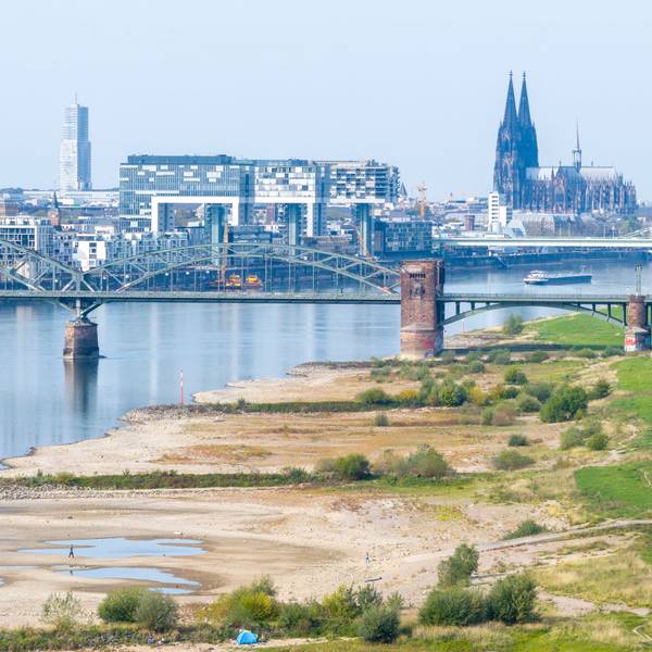 28.09.2026, Köln: Der Rhein hat immer weniger Wasser. Der Fluss führt Niedrigwasser, am Morgen wurde ein Pegelstand von nur noch 40cm KP und damit ein neuer historischer Rekord erreicht. Der Rheinpegel soll in den nächsten Tagen weiter sinken. Das Herbstwetter ist warm und trocken. Luftbild mit Drohne. Foto: Uwe Weise