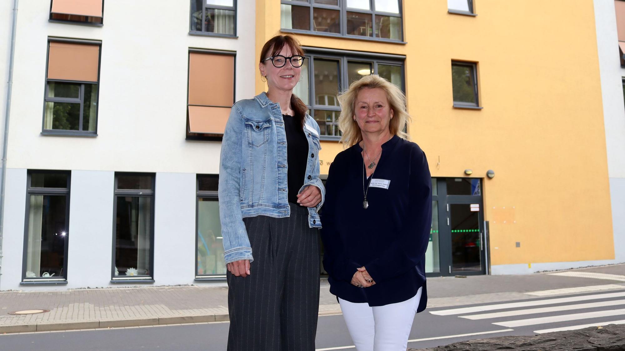 Die beiden Genannten stehen an der Straße vor einem mehrstöckigen Gebäude in Bad Münstereifel.