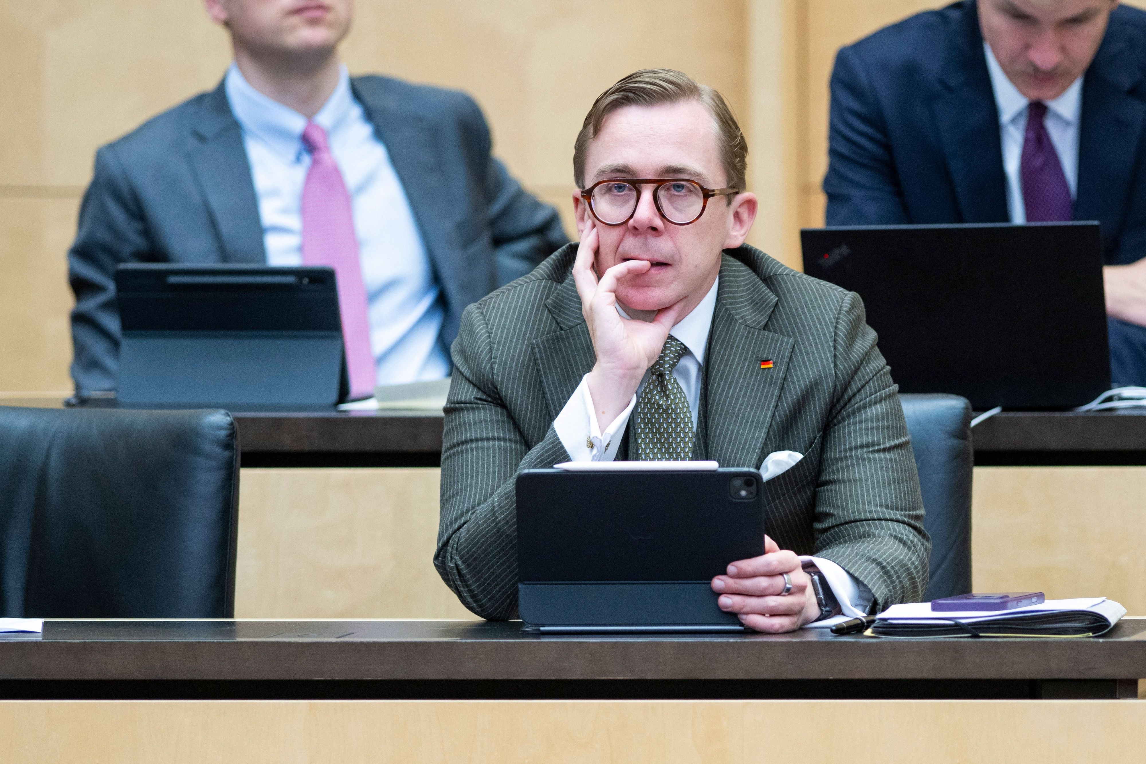 Philipp Amthor (CDU), Staatsminister für die Bund-Länder-Beziehungen im Bundeskanzleramt, sitzt bei einer Sitzung im Bundesrat.