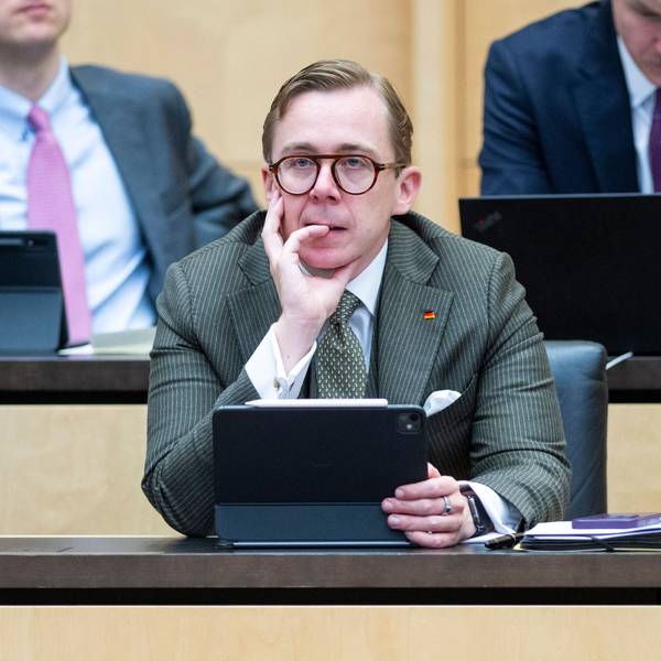 Philipp Amthor (CDU), Staatsminister für die Bund-Länder-Beziehungen im Bundeskanzleramt, sitzt bei einer Sitzung im Bundesrat.