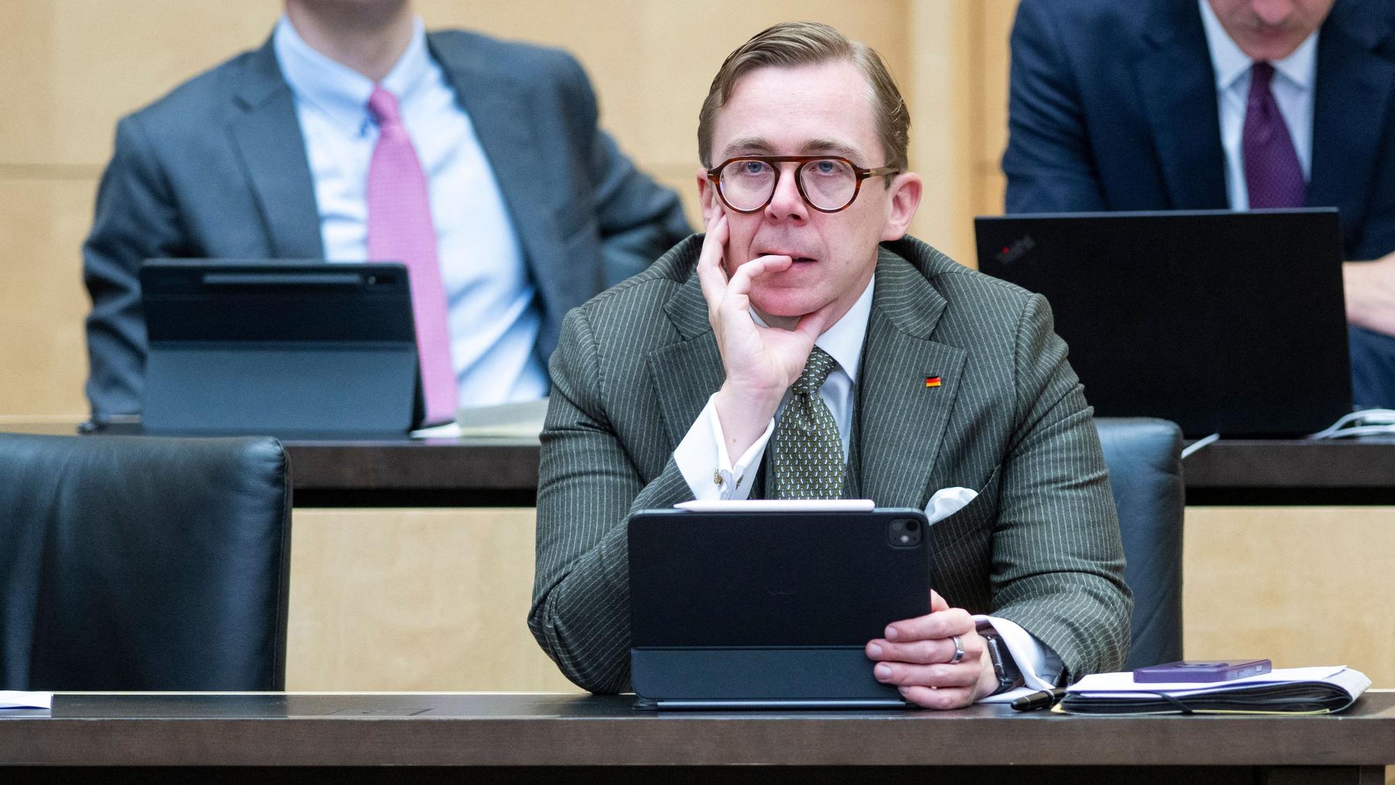 Philipp Amthor (CDU), Staatsminister für die Bund-Länder-Beziehungen im Bundeskanzleramt, sitzt bei einer Sitzung im Bundesrat.