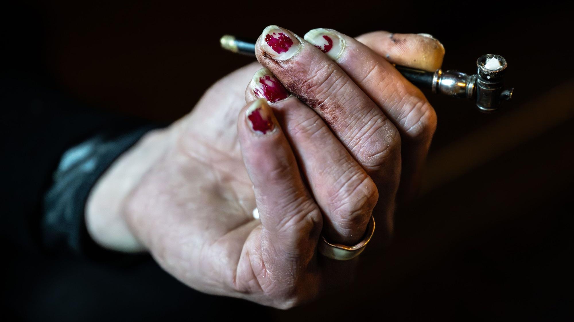 Eine Frau hält ihre Crackpfeife in der Hand. (Archivbild)