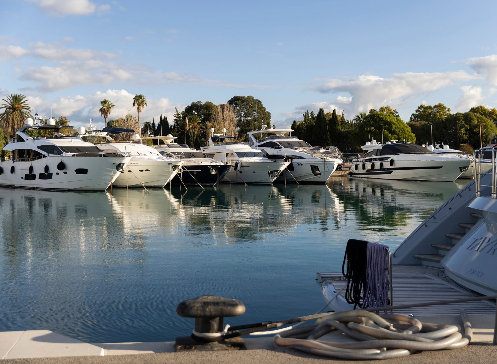 Wer eine der teuren Luxusyachten verkauft, kann oft selbst mit über einer Millionen Euro Provision rechnen, wird in „Yacht Deals Monaco“ betont. (Bild: 2026 The Walt Disney Company)