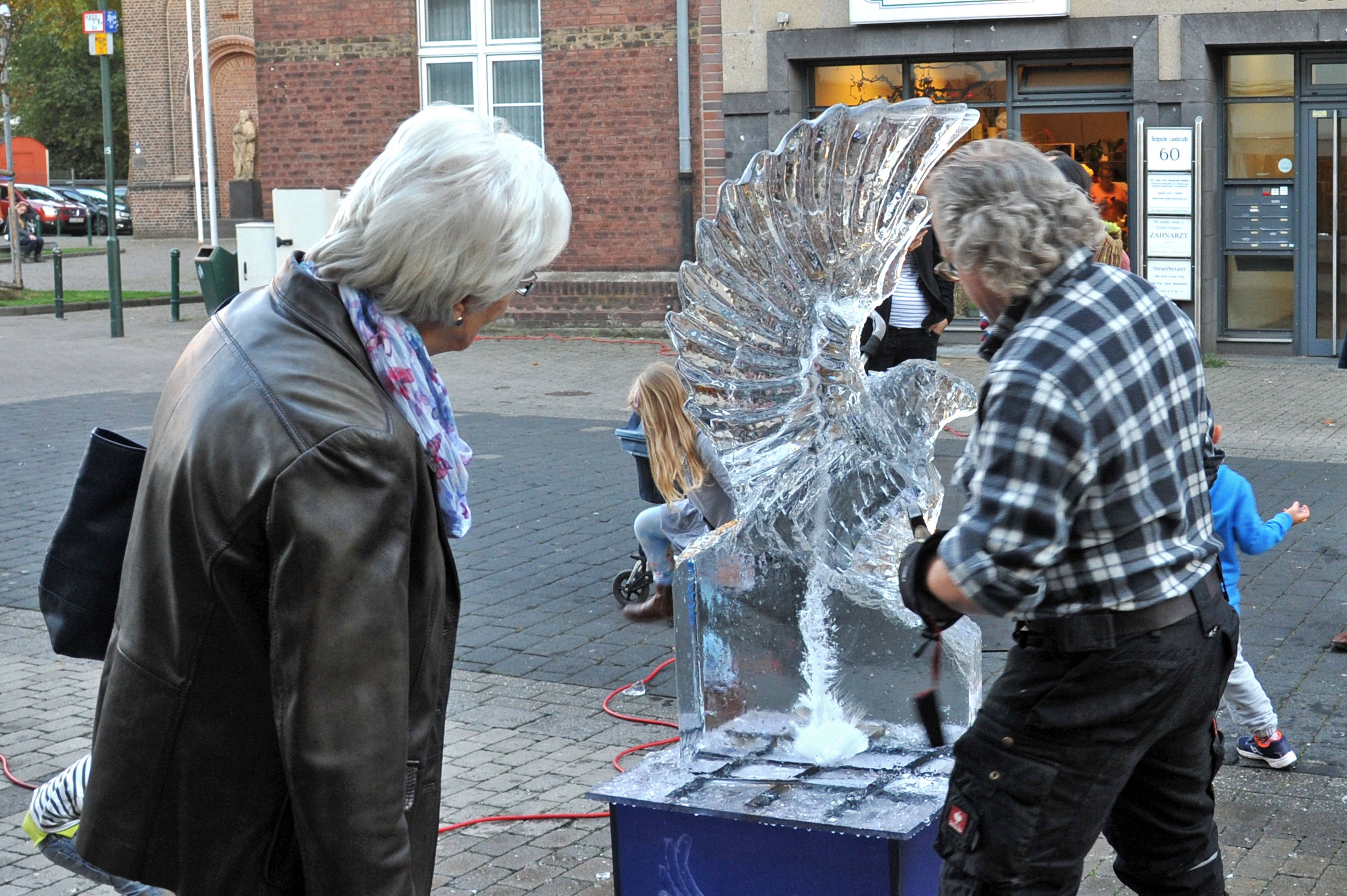 Zur Kunstnacht am 2.10. in Schlebusch zeigt am Abend erneut ein Eisbildhauer seine Kunst in der Fußgängezone