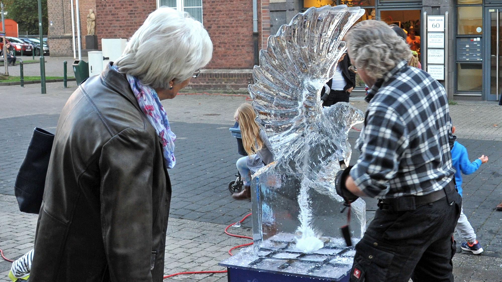 Zur Kunstnacht am 2.10. in Schlebusch zeigt am Abend erneut ein Eisbildhauer seine Kunst in der Fußgängezone