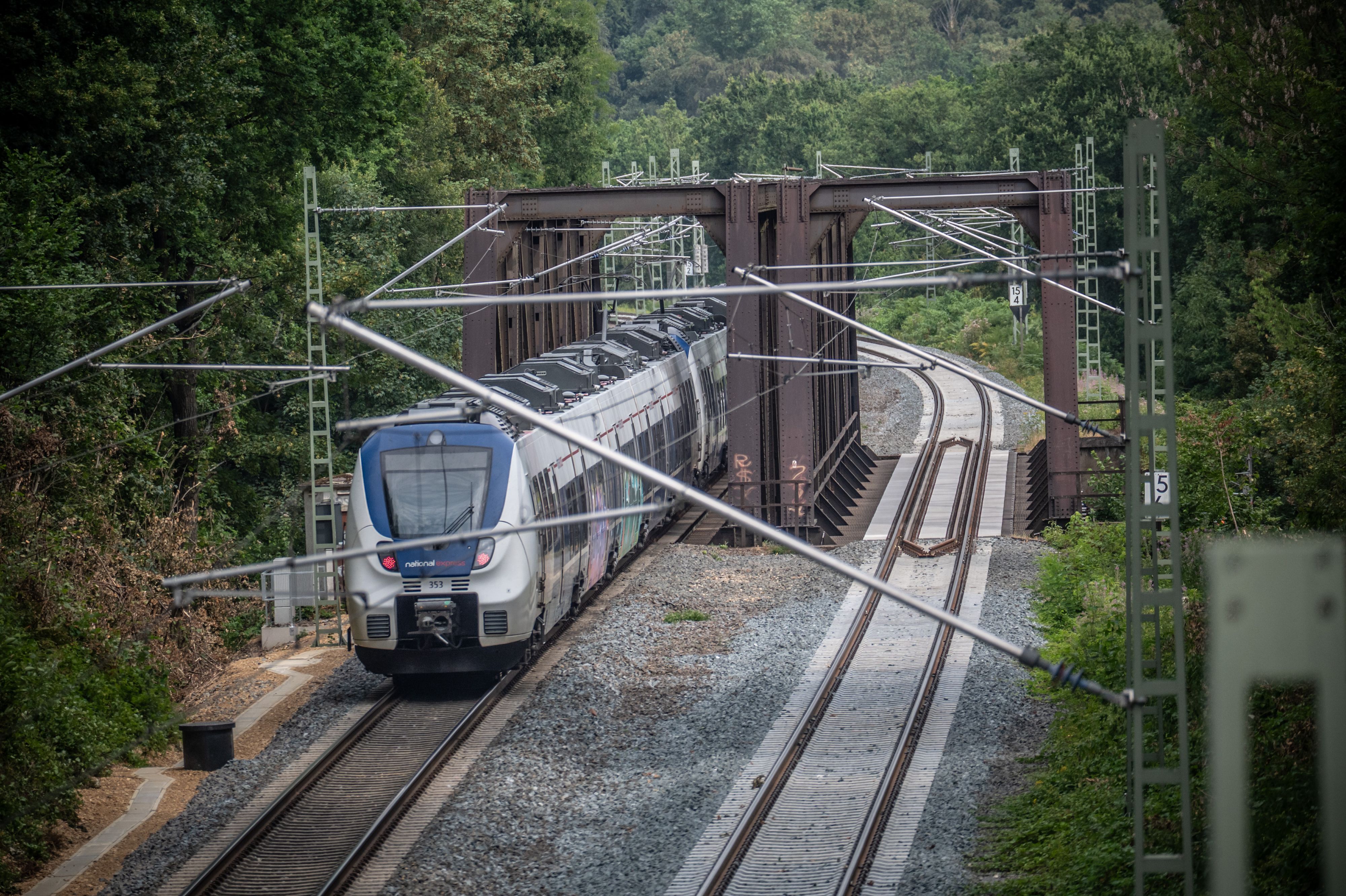 DB Bahn: Opladener Wupperbrücken von 1949. Das rechte Gleis ist gesperrt. Bild: Ralf Krieger