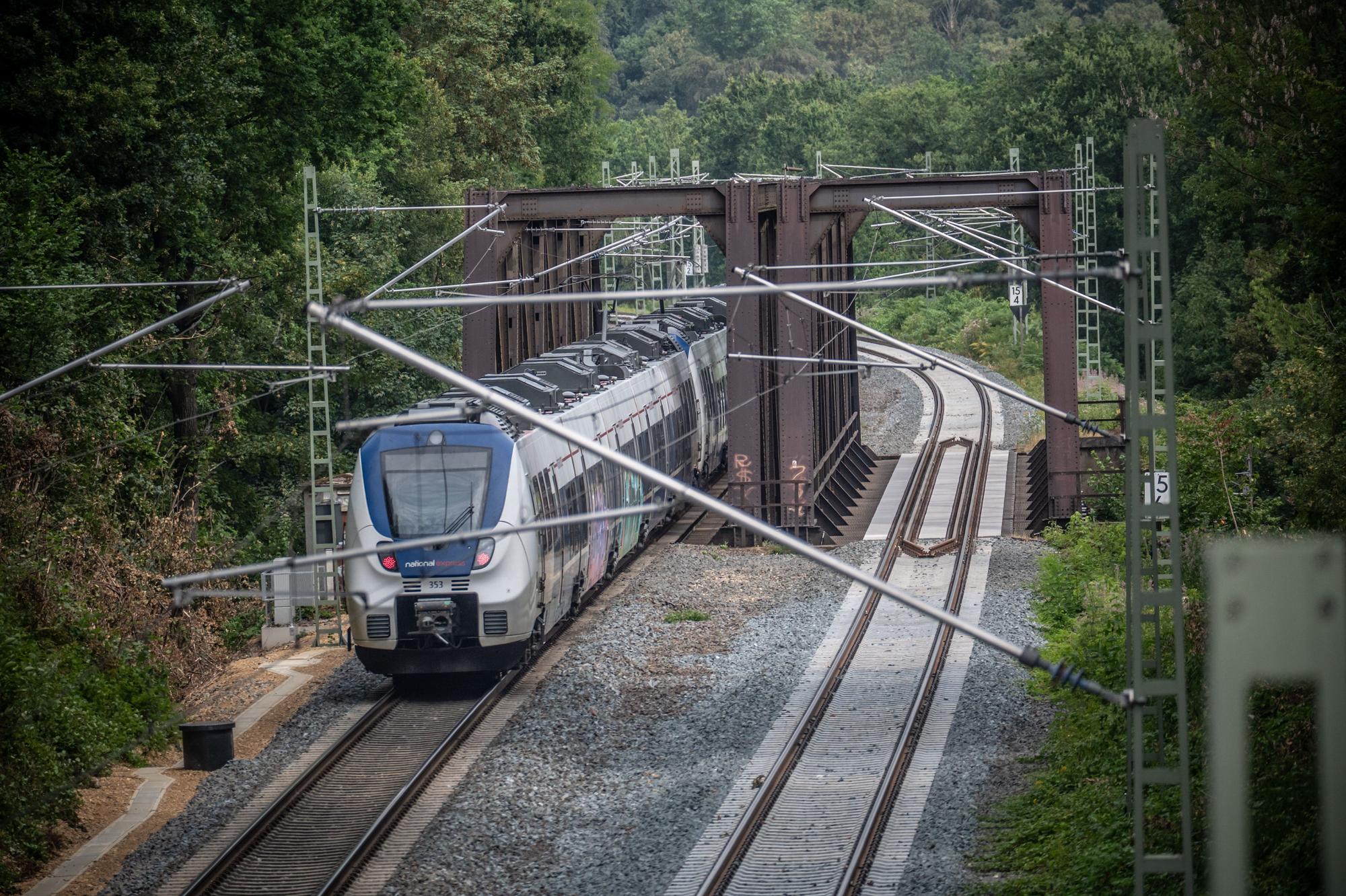 DB Bahn: Opladener Wupperbrücken von 1949. Das rechte Gleis ist gesperrt. Bild: Ralf Krieger