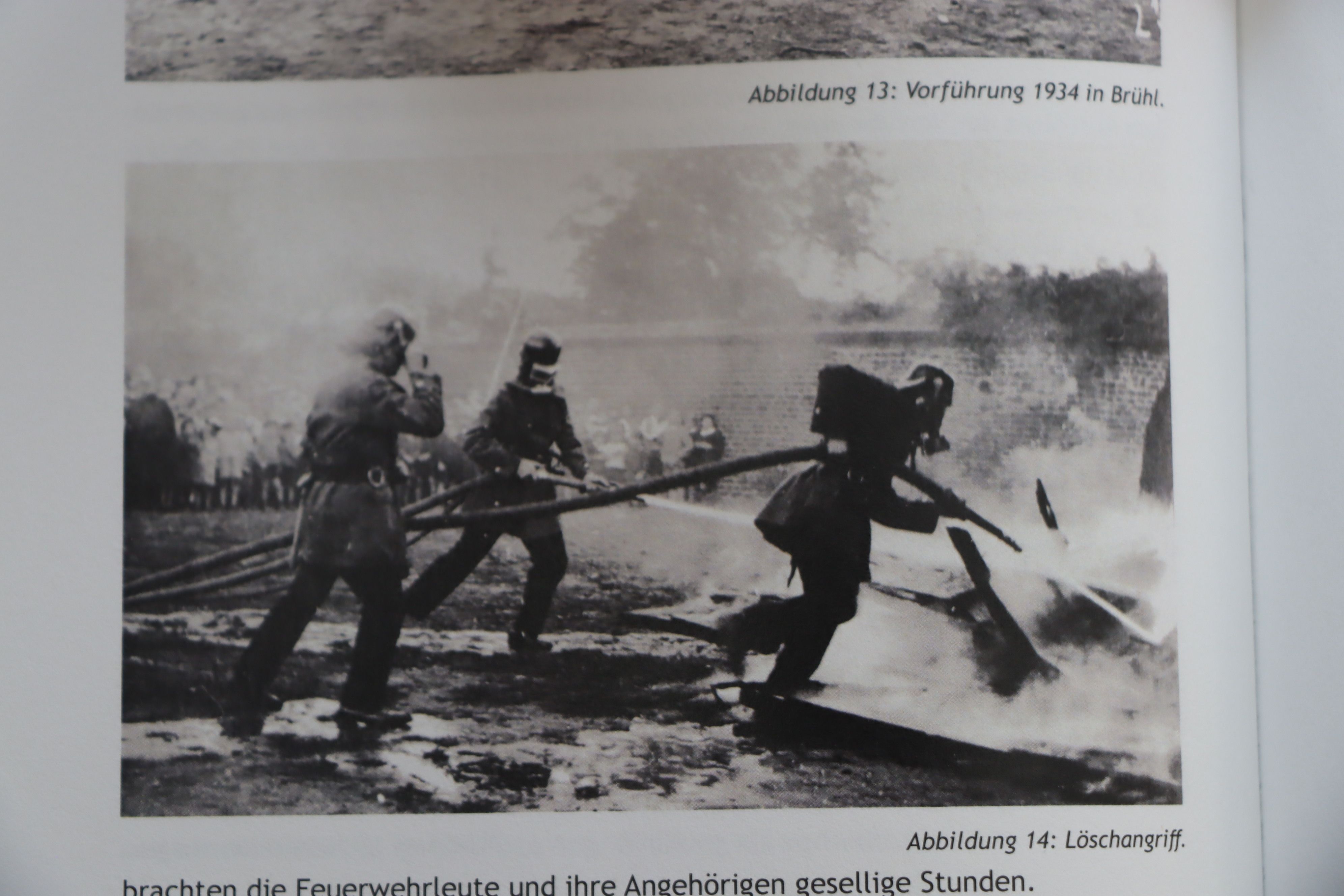 Das historische Foto zeigt eine Übung beim ersten Kreisfeuerwehrtag in Brühl.