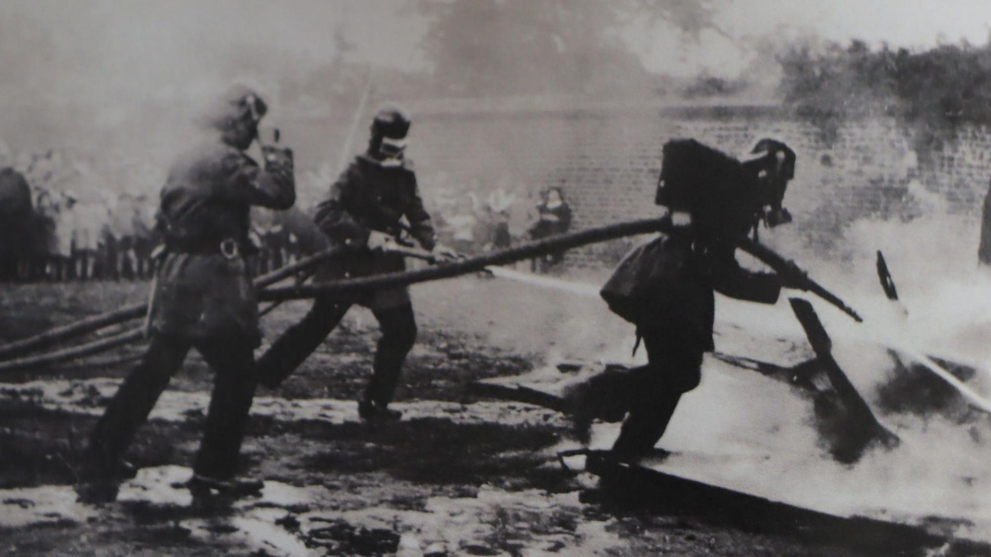 Das historische Foto zeigt eine Übung beim ersten Kreisfeuerwehrtag in Brühl.