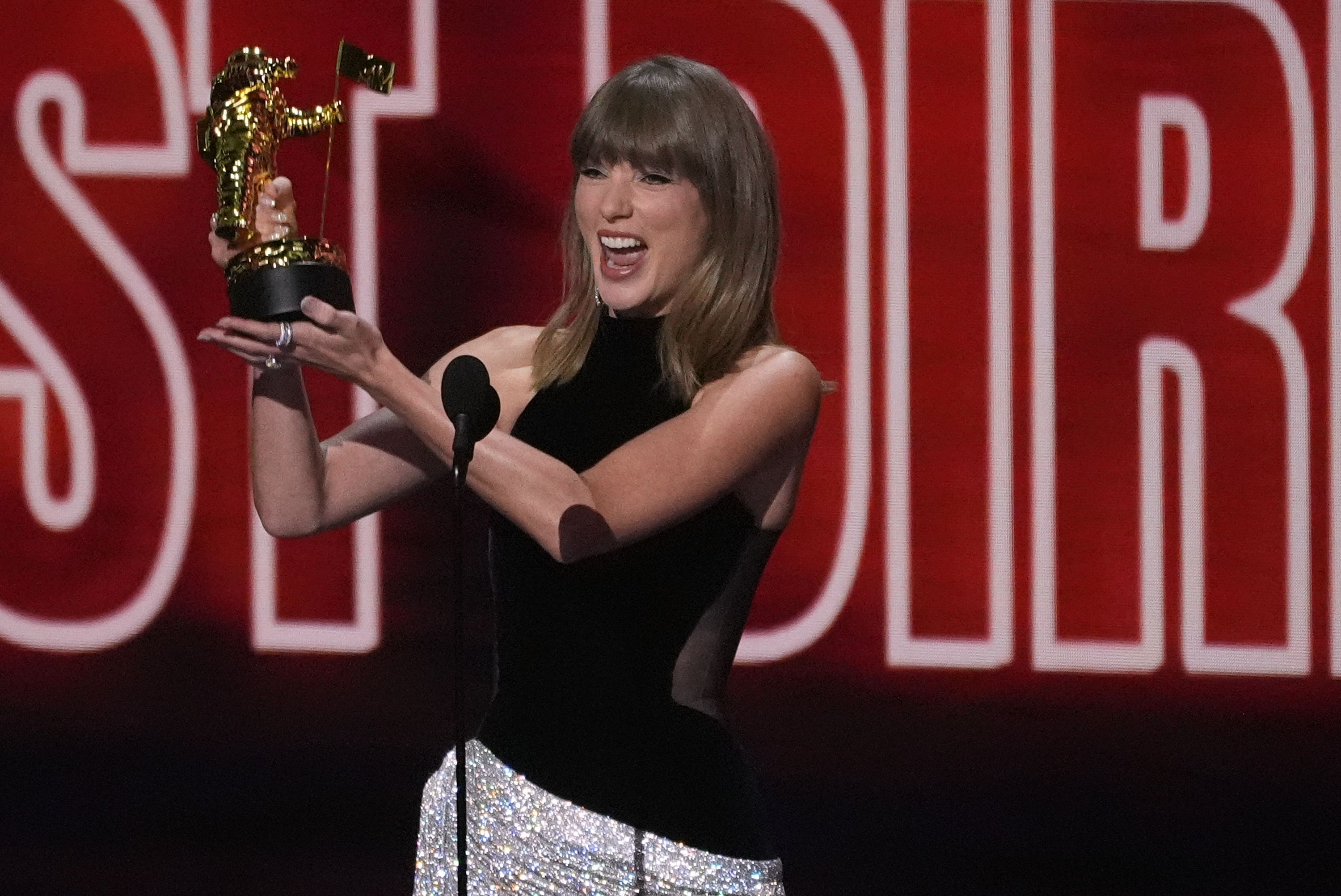 Taylor Swift nimmt im Peacock Theater in Los Angeles den „MTV VMA Artist Director Honors“-Preis im Rahmen der MTV Video Music Awards entgegen.