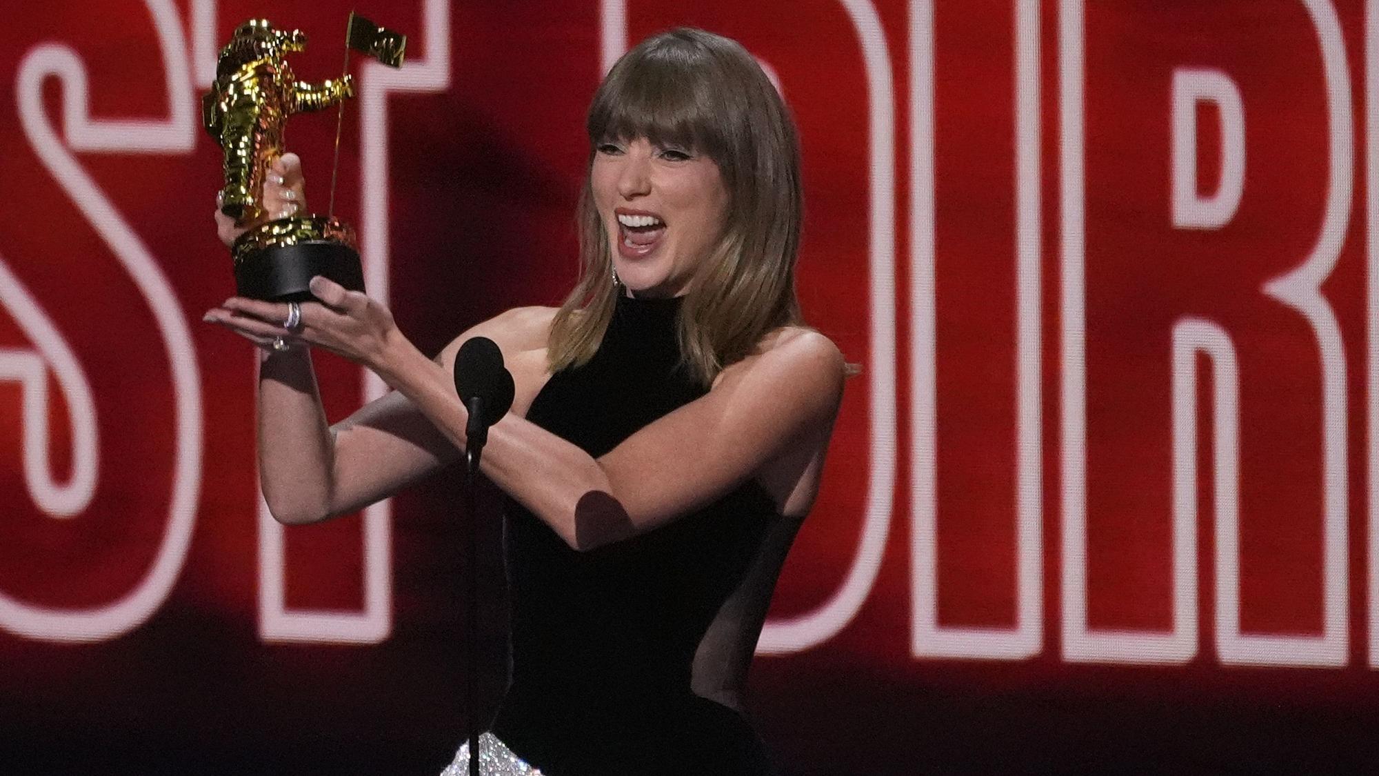 Taylor Swift nimmt im Peacock Theater in Los Angeles den „MTV VMA Artist Director Honors“-Preis im Rahmen der MTV Video Music Awards entgegen.