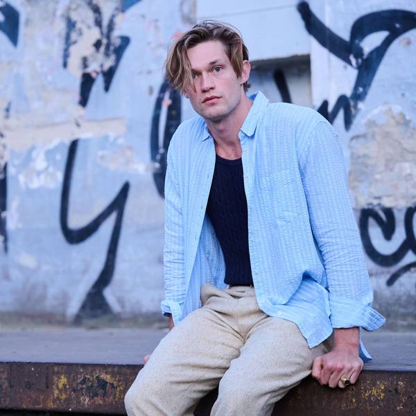 Damian Hardung, Schauspieler, sitzt in einem Hinterhof in Schöneberg. Durch seine Rolle in der Amazon-Serie „Maxton Hall“ ist der Kölner weltweit bekannt geworden. Bald startet die zweite Staffel. (zu dpa: «Smarter Weltstar aus Köln: Damian Hardung aus «Maxton Hall»») Foto: Annette Riedl/dpa +++ dpa-Bildfunk +++