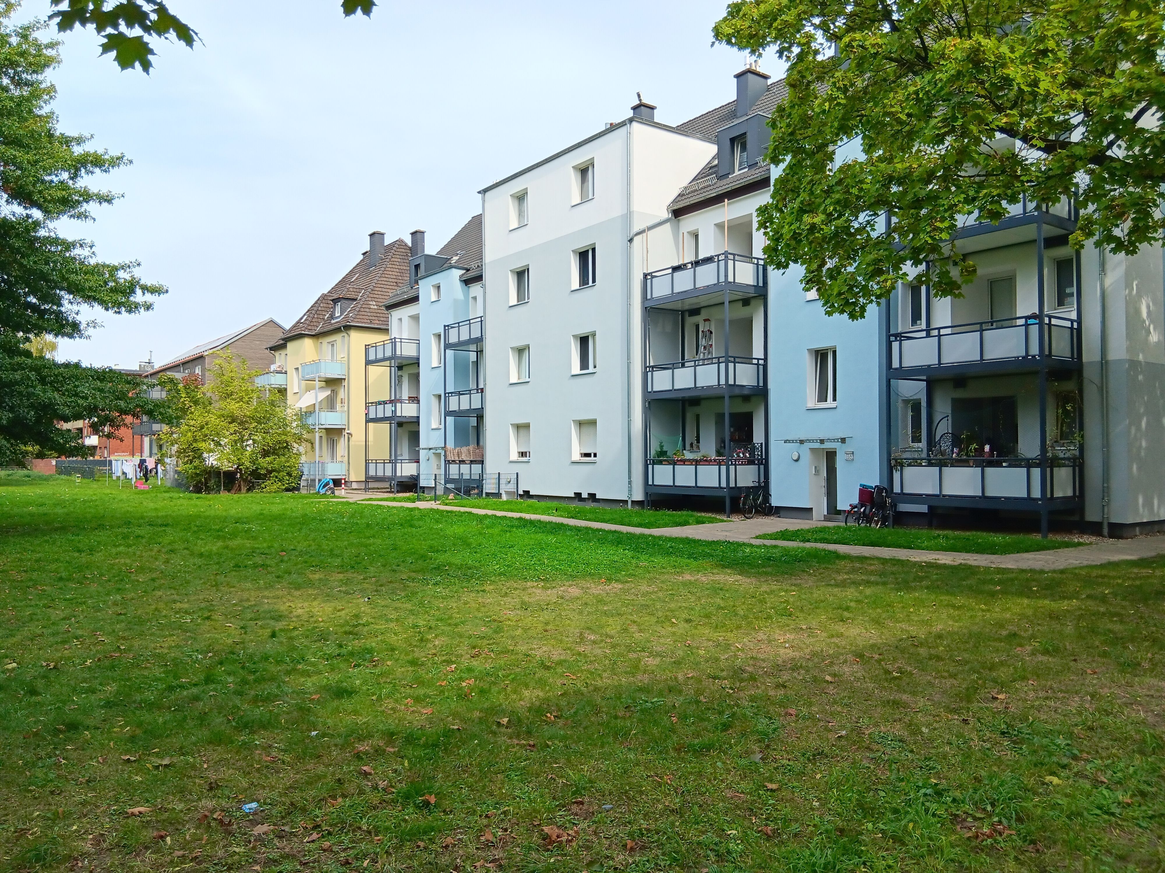 Ein Hinterhof mit nachträglich angebauten Balkonen.
