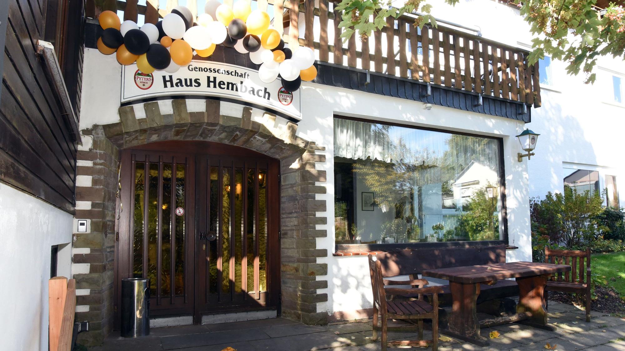 Das Foto zeigt den Eingang von Haus Hembach, der mit Luftballons geschmückt ist.