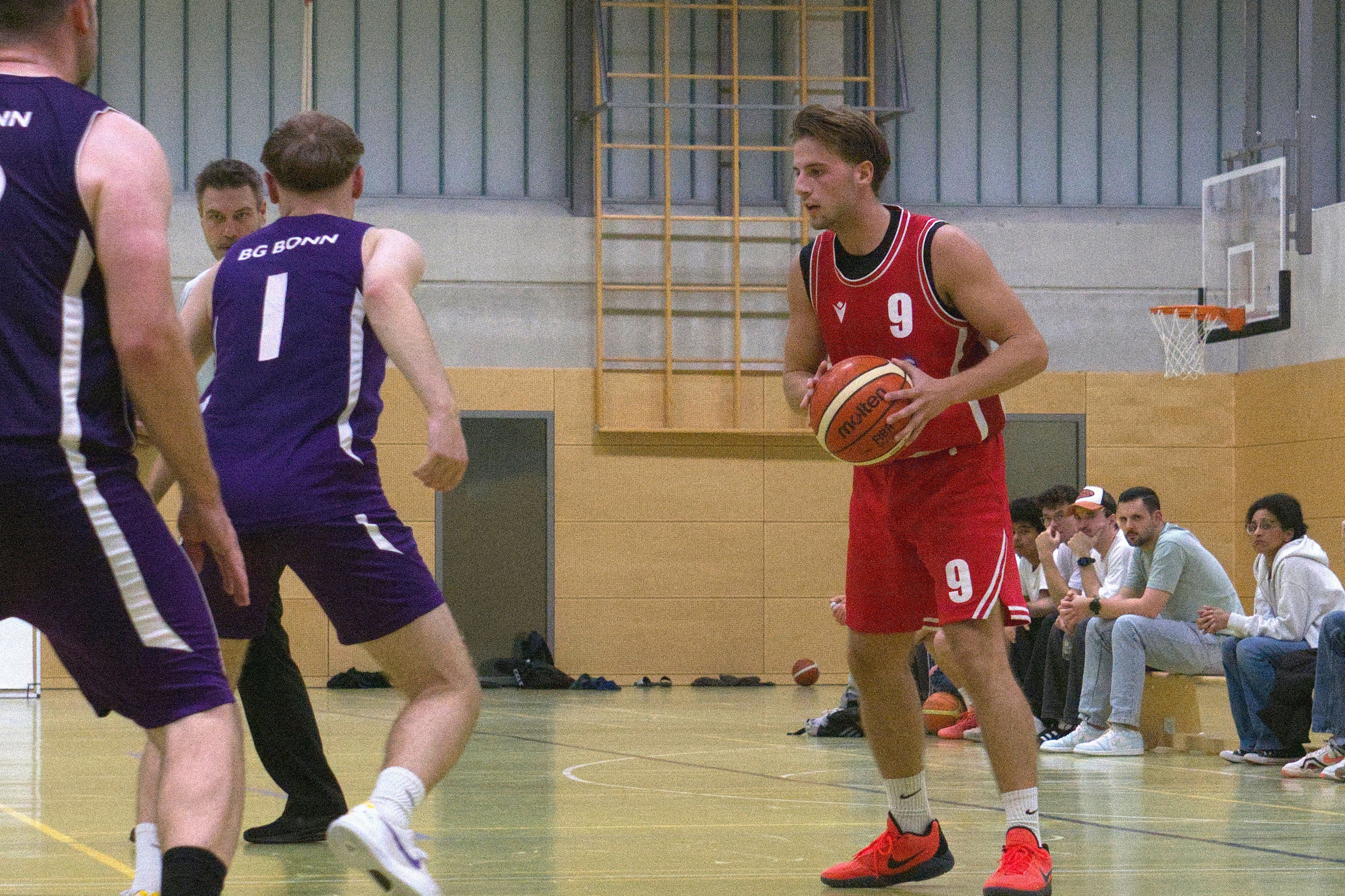 Jan Züll hält den Ball, ein Verteidiger steht in seiner Nähe.