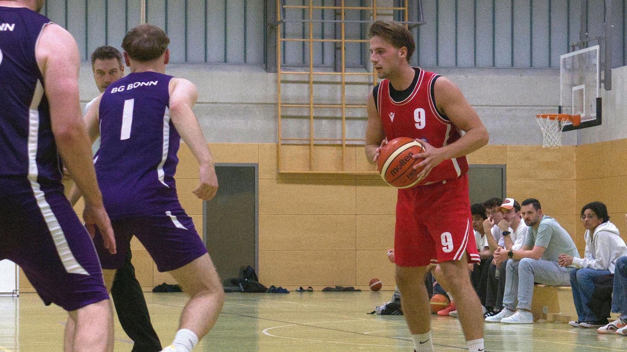 Jan Züll hält den Ball, ein Verteidiger steht in seiner Nähe.