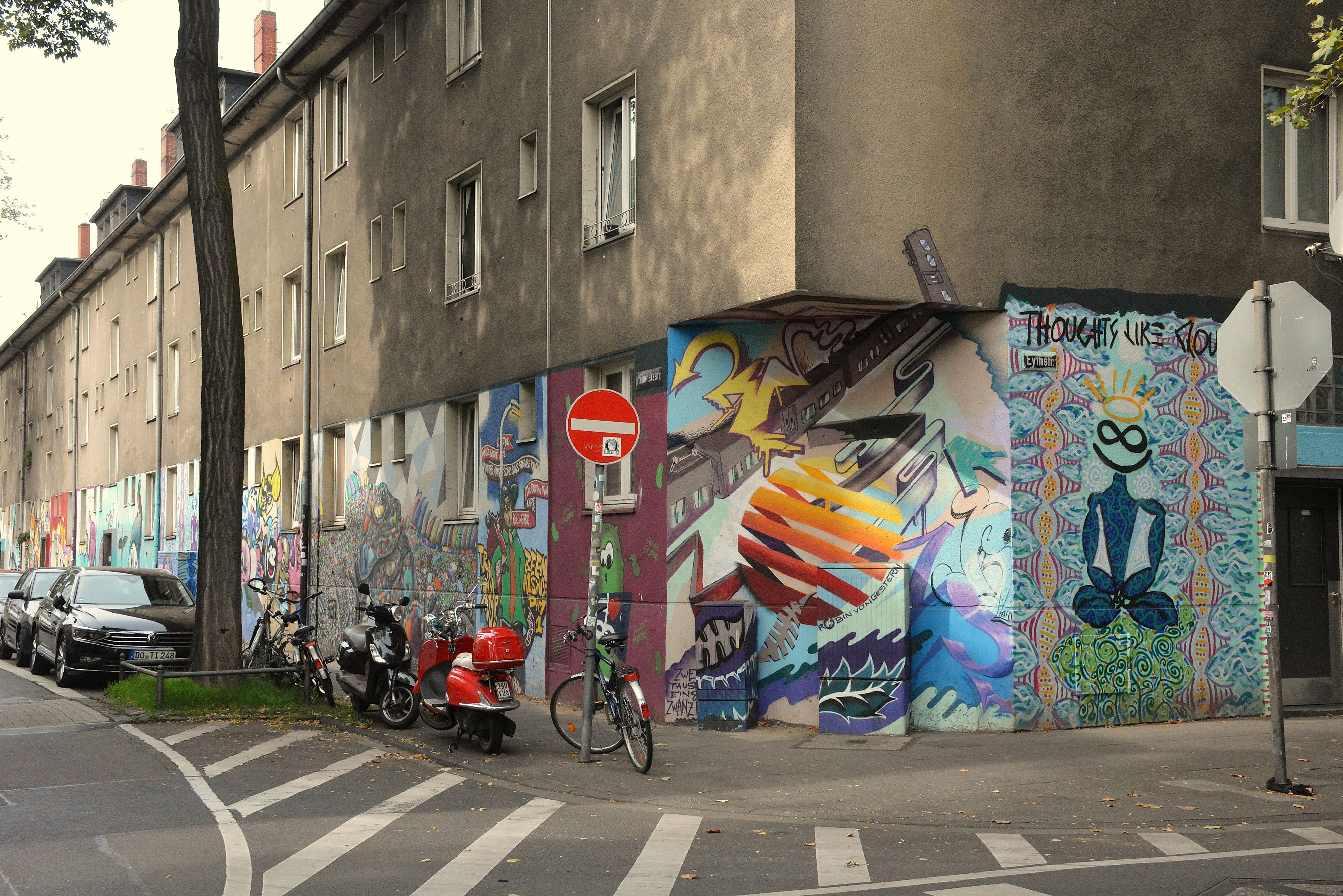 Ein ungepflegtes Haus mit Graffiti