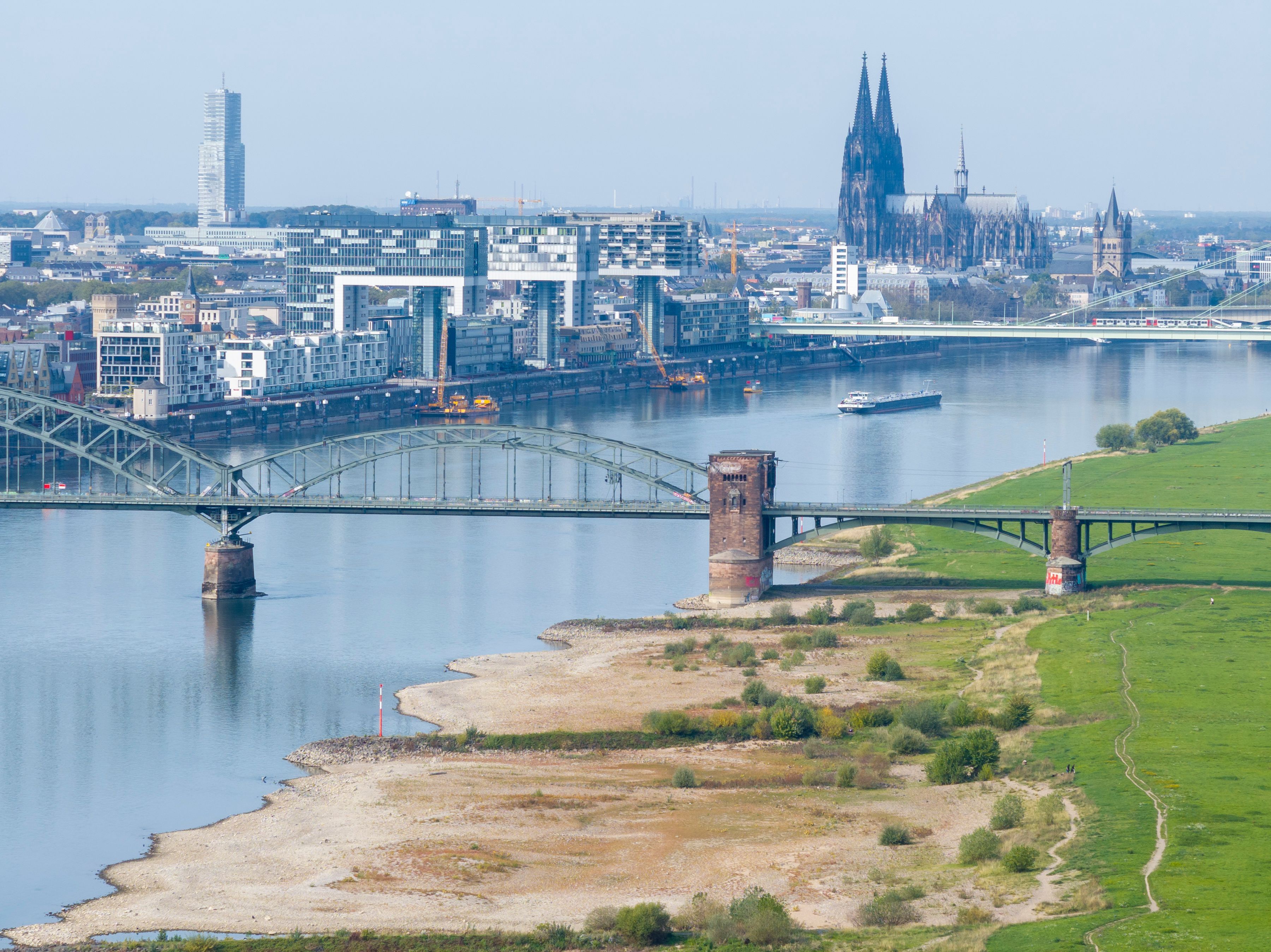 Köln-Panorama: Der Rhein führt derzeit sehr wenig Wasser.
