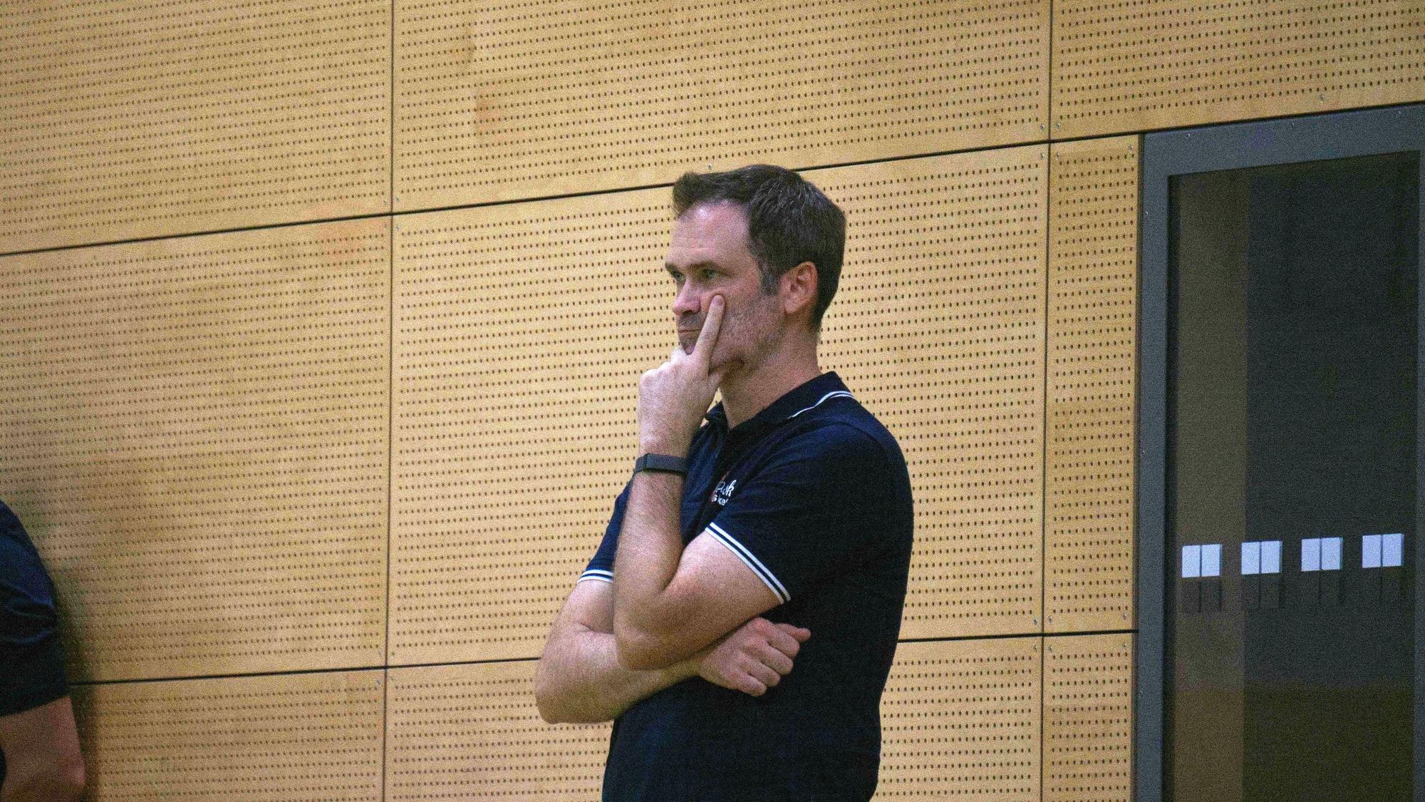Schramm steht mit nachdenklichem Blick am Spielfeldrand.