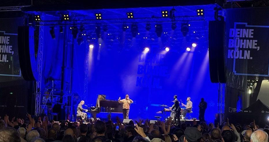 19.09.2026: Chilly Gonzales (l.) mit Chefket (2.v.l.) auf dem Offenbachplatz in Köln