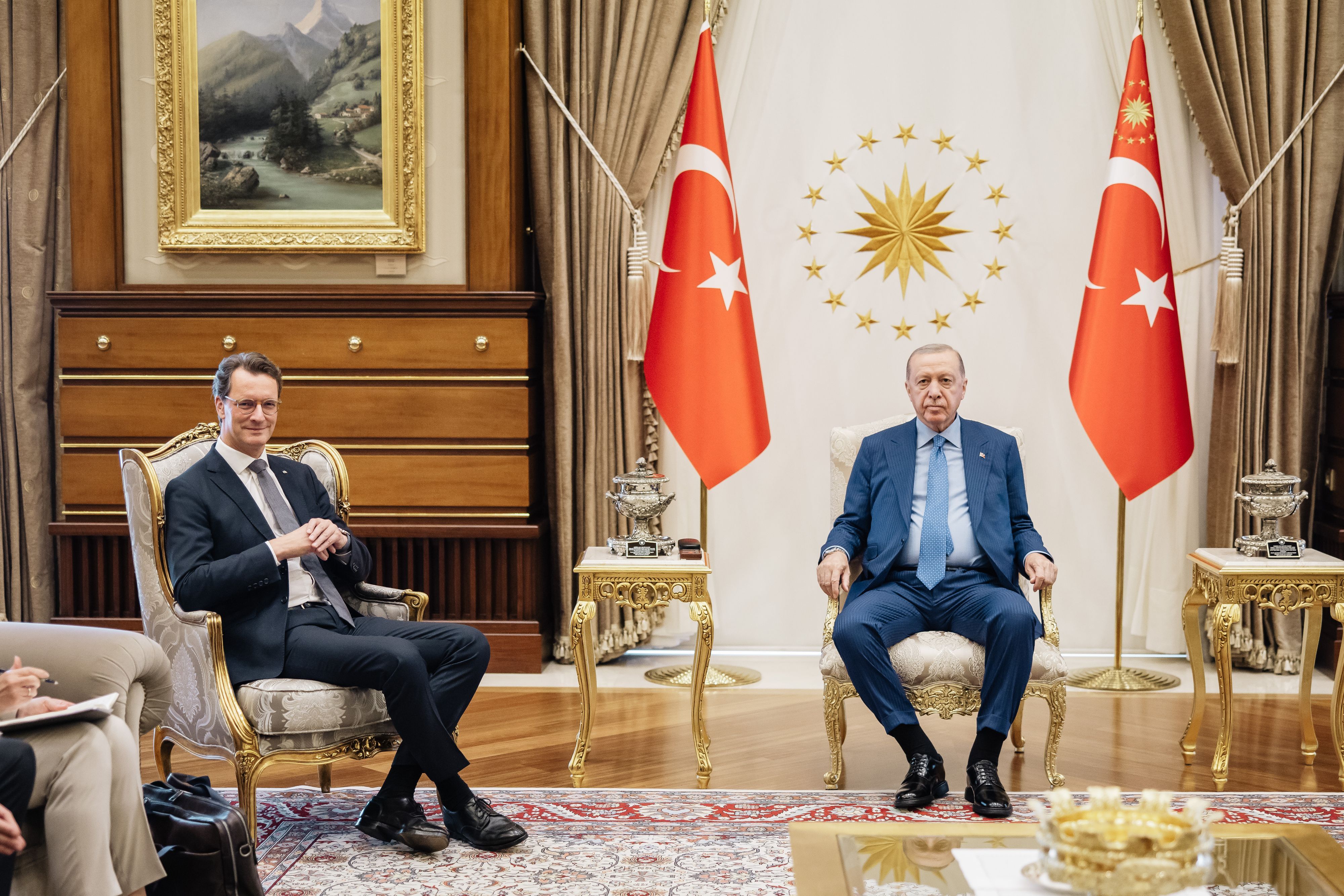 Hendrik Wüst (CDU), Ministerpräsident von Nordrhein-Westfalen, besucht das Werk Elmadag von Henkel. Wüst hält sich im Rahmen des 65. Jubiläums des deutsch-türkischen Anwerbeabkommens zu einer dreitägigen Reise in der Türkei auf.
