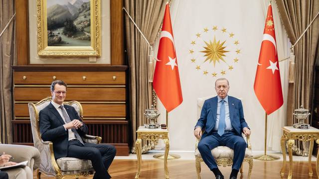 Der türkische Präsident Recep Tayyip Erdogan hat überraschend den nordrhein-westfälischen Ministerpräsidenten Hendrik Wüst zu einem Gespräch in seinem Palast in Ankara empfangen.