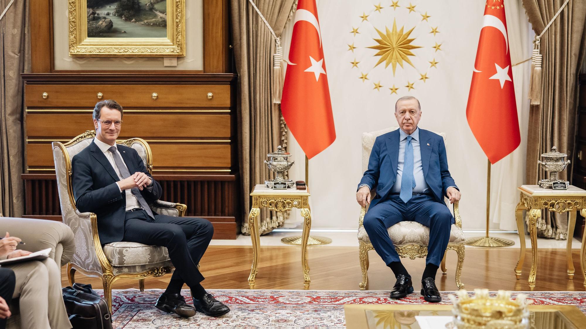 Hendrik Wüst (CDU), Ministerpräsident von Nordrhein-Westfalen, besucht das Werk Elmadag von Henkel. Wüst hält sich im Rahmen des 65. Jubiläums des deutsch-türkischen Anwerbeabkommens zu einer dreitägigen Reise in der Türkei auf.